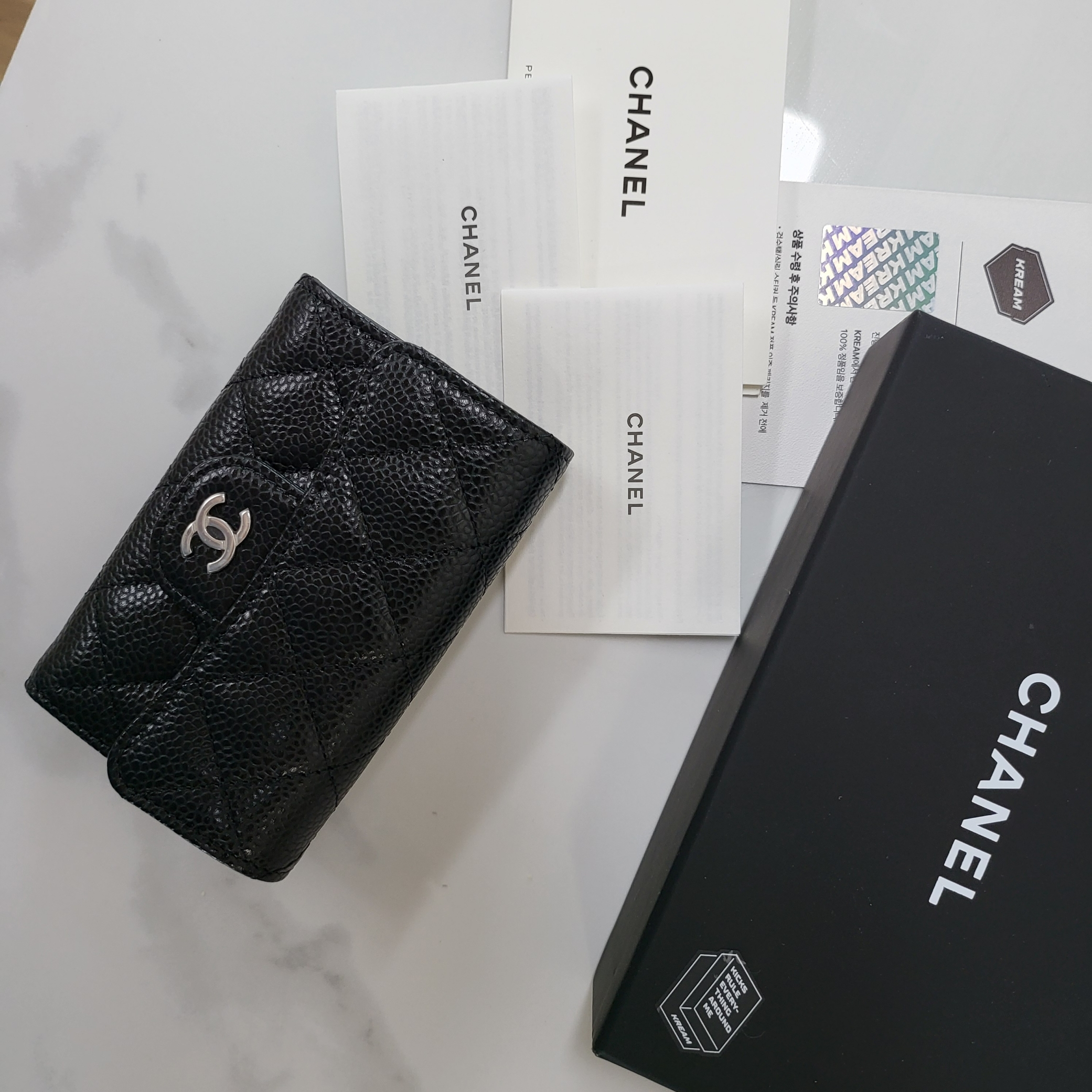 Chanel Classic Card Holder Grained Calfskin & Silver Black 착용 스타일 - 1