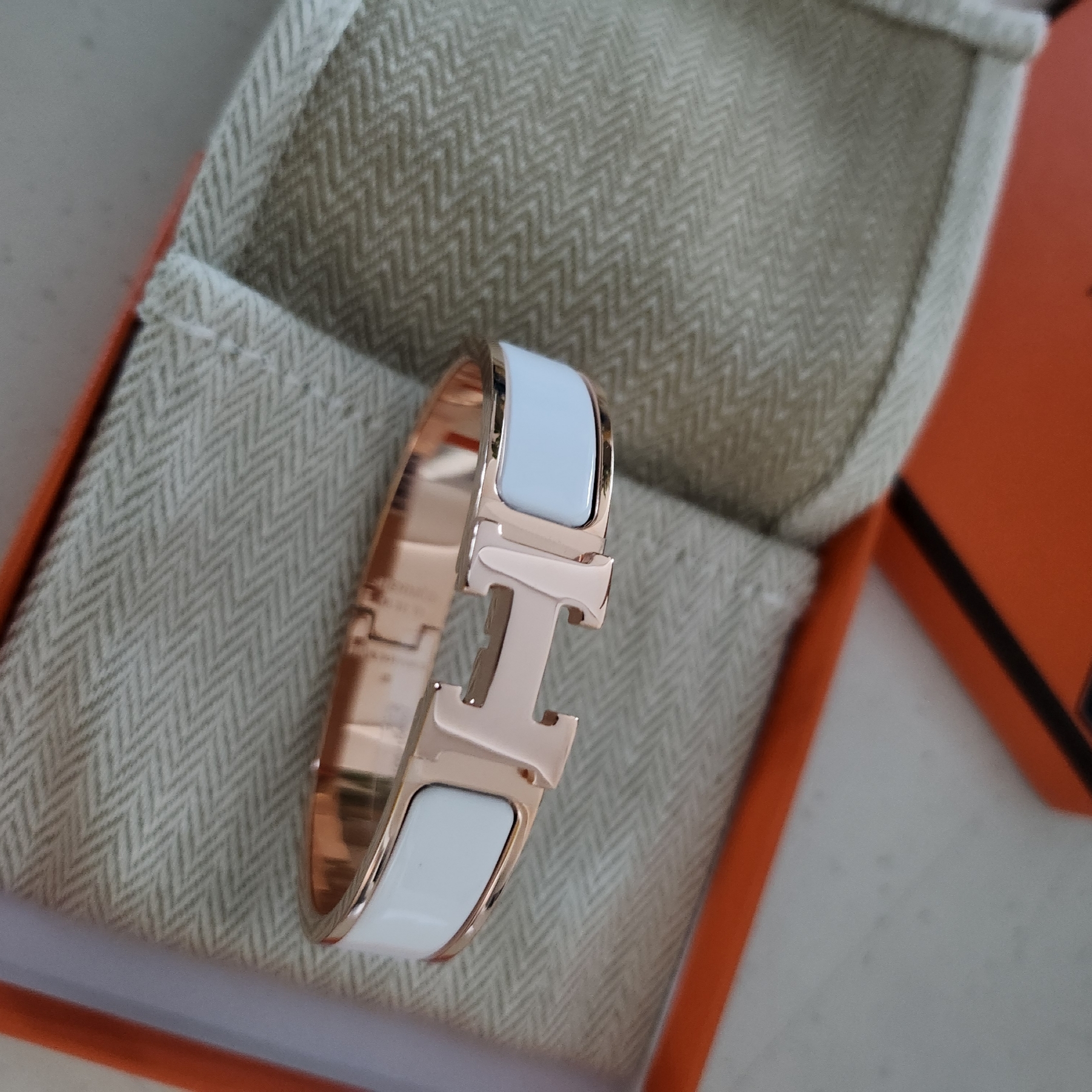 (W) Hermes Clic H Bracelet Rose Gold & Blanc 착용 스타일