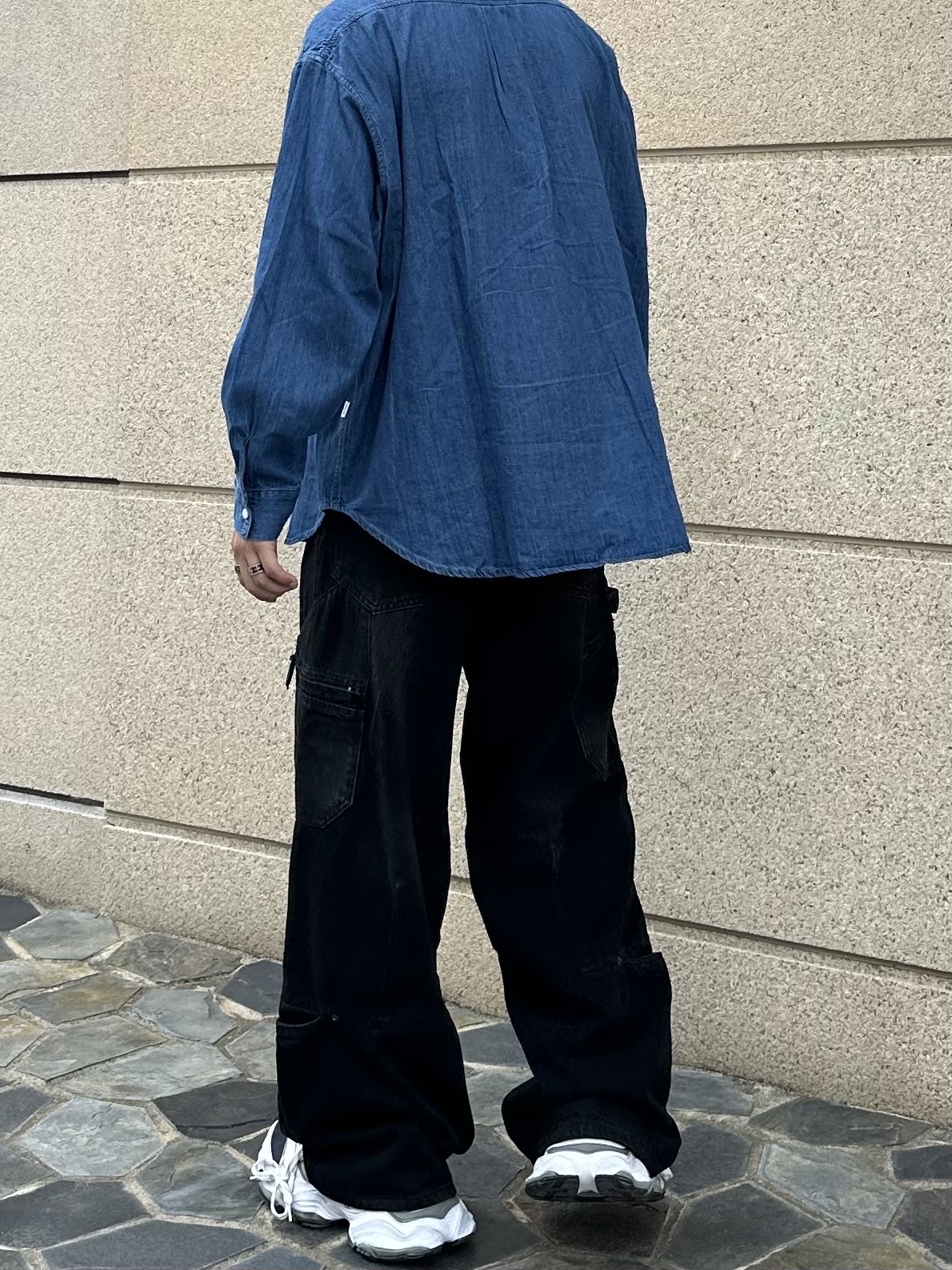 Balenciaga Cargo Sneakers White Grey 착용 스타일 - 3