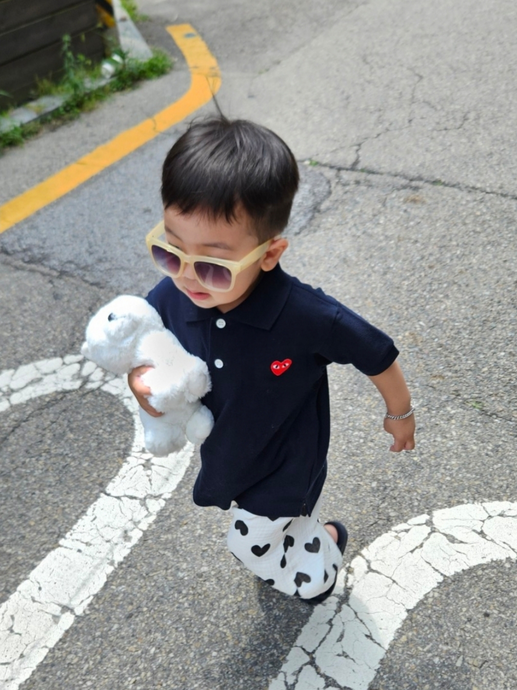 (Kids) Play Comme des Garcons Red Heart Polo Shirt Navy 착용 스타일