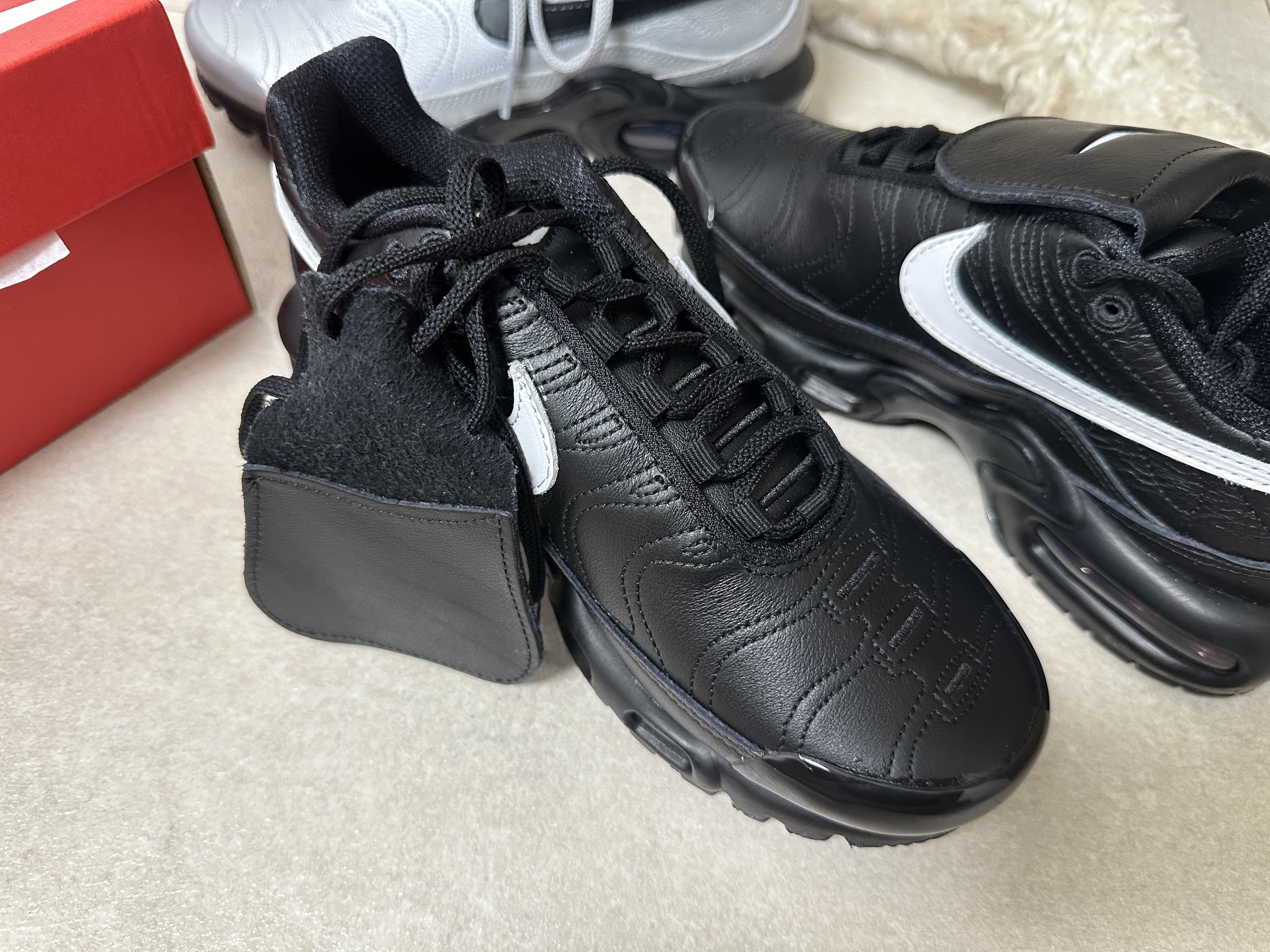 (W) Nike Air Max Plus TNPO Black, Nike Air Max Plus TNPO Wolf Grey and Black 착용 스타일 - 8