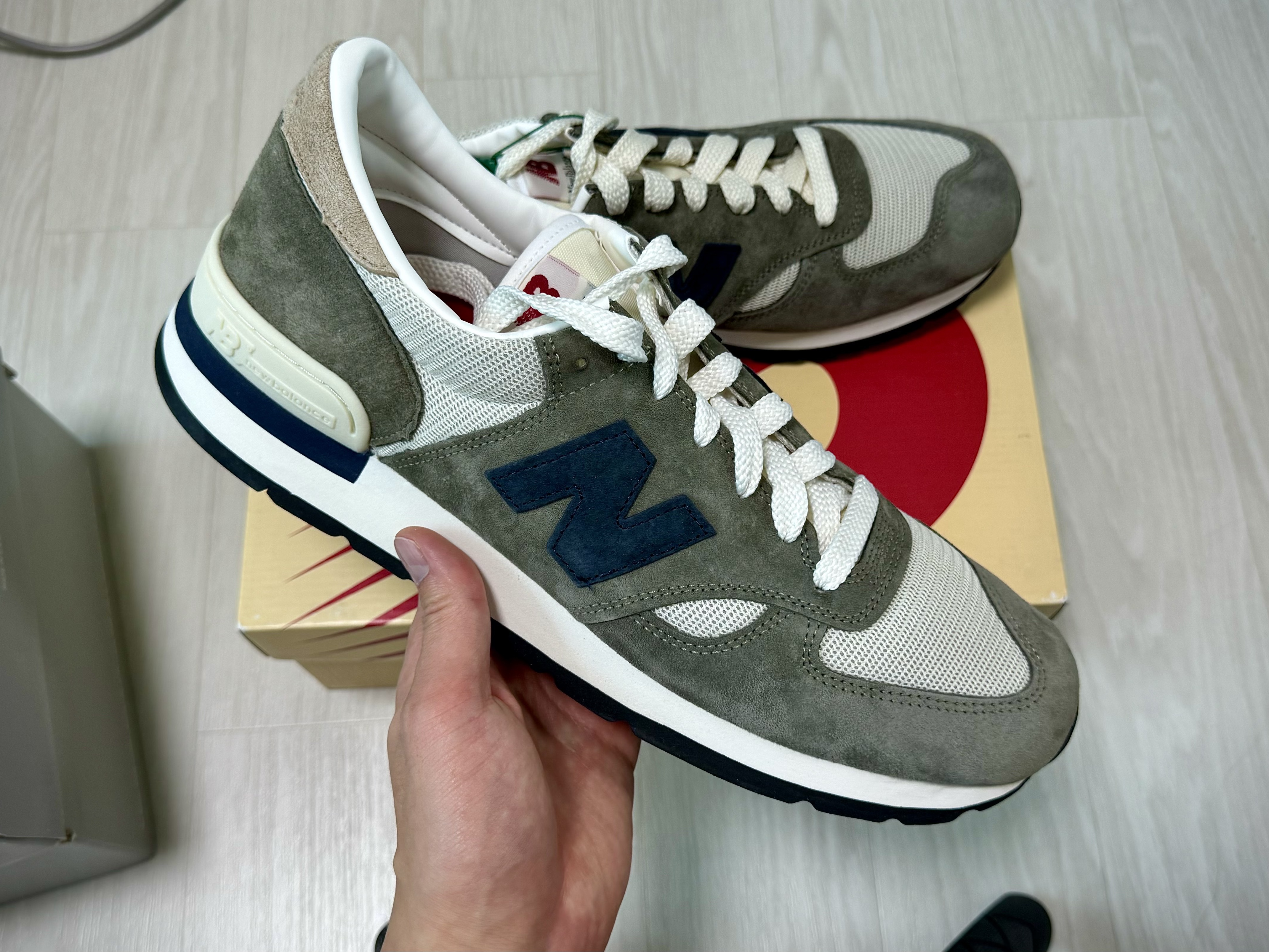 New Balance 990v1 Made in USA Olive 착용 스타일