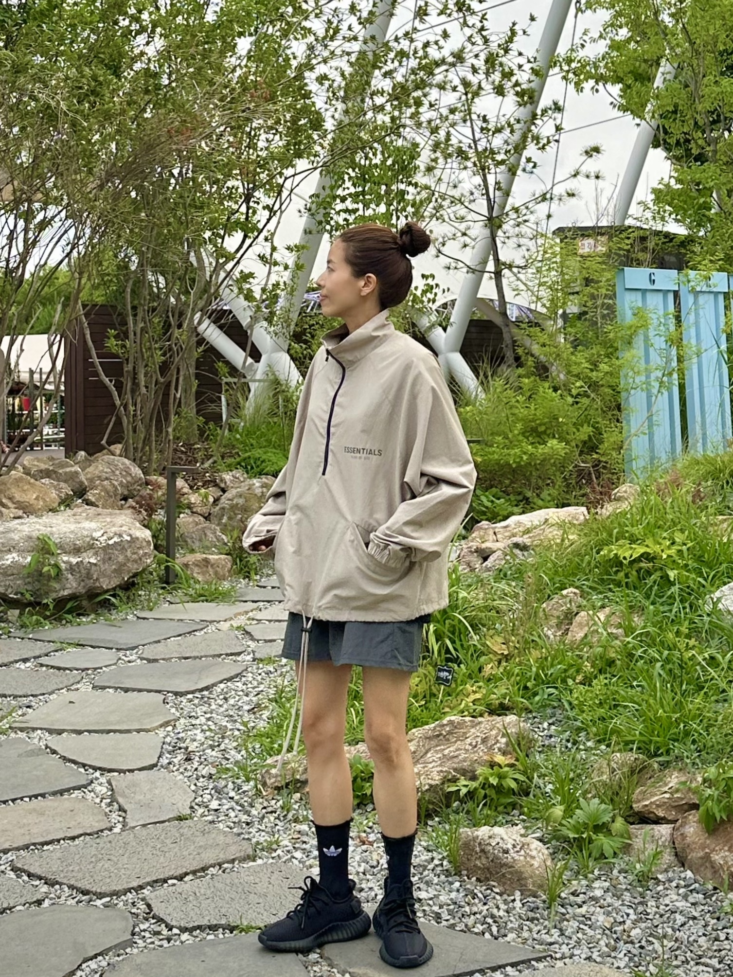 Adidas Yeezy Boost 350 V2 Onyx, Essentials Half-Zip Track Jacket Moss - 21SS 착용 스타일 - 1