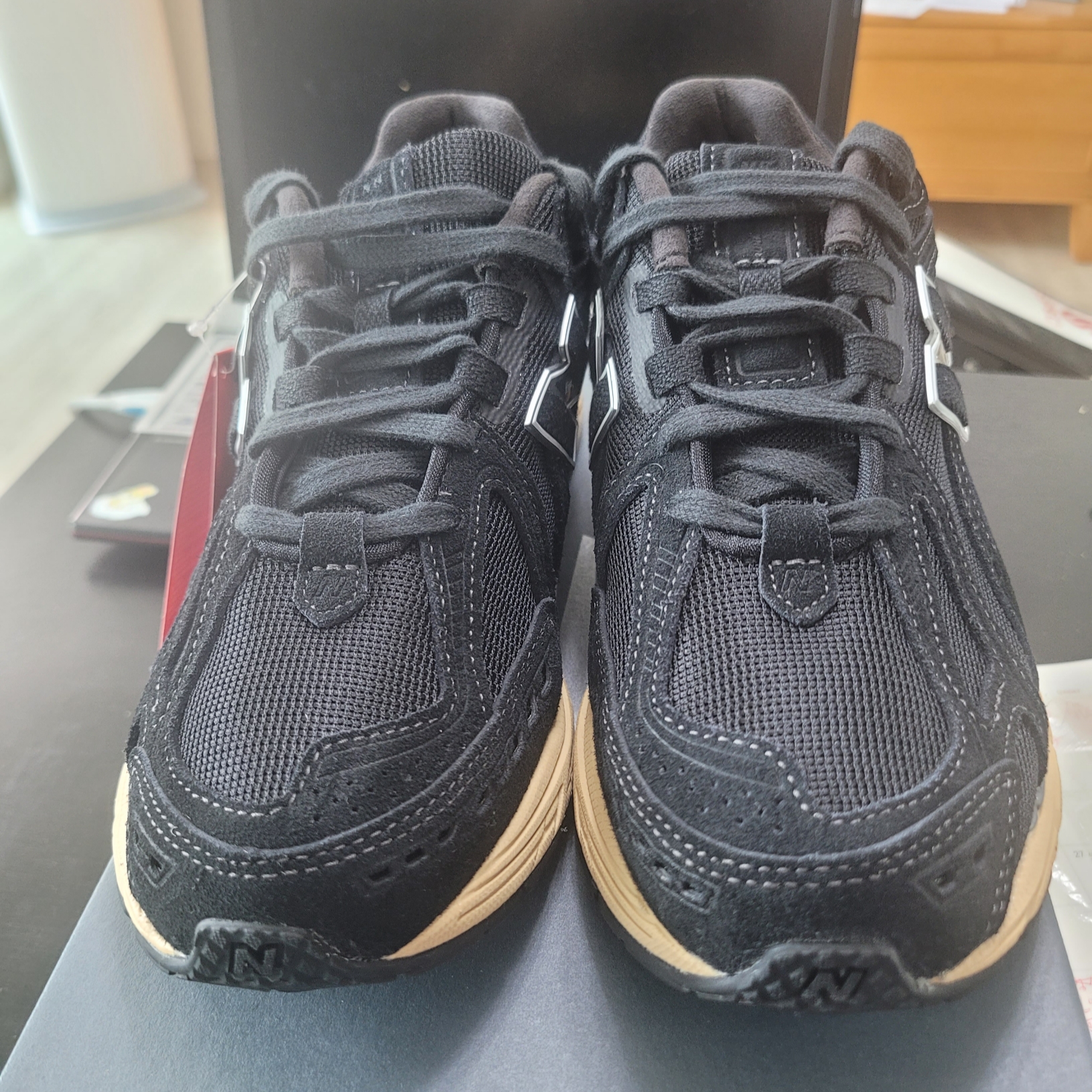 New Balance 1906R Black Taos Taupe 착용 스타일 - 2
