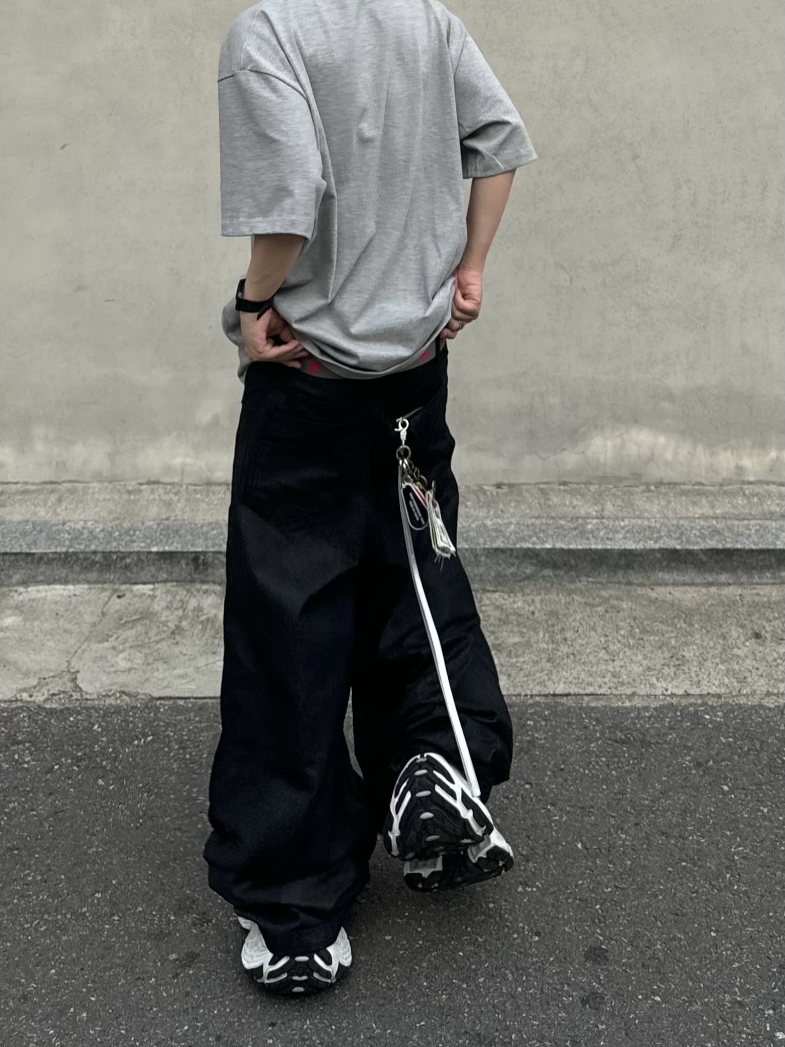 Balenciaga 10XL Sneakers White Grey Silver Black 착용 스타일 - 2