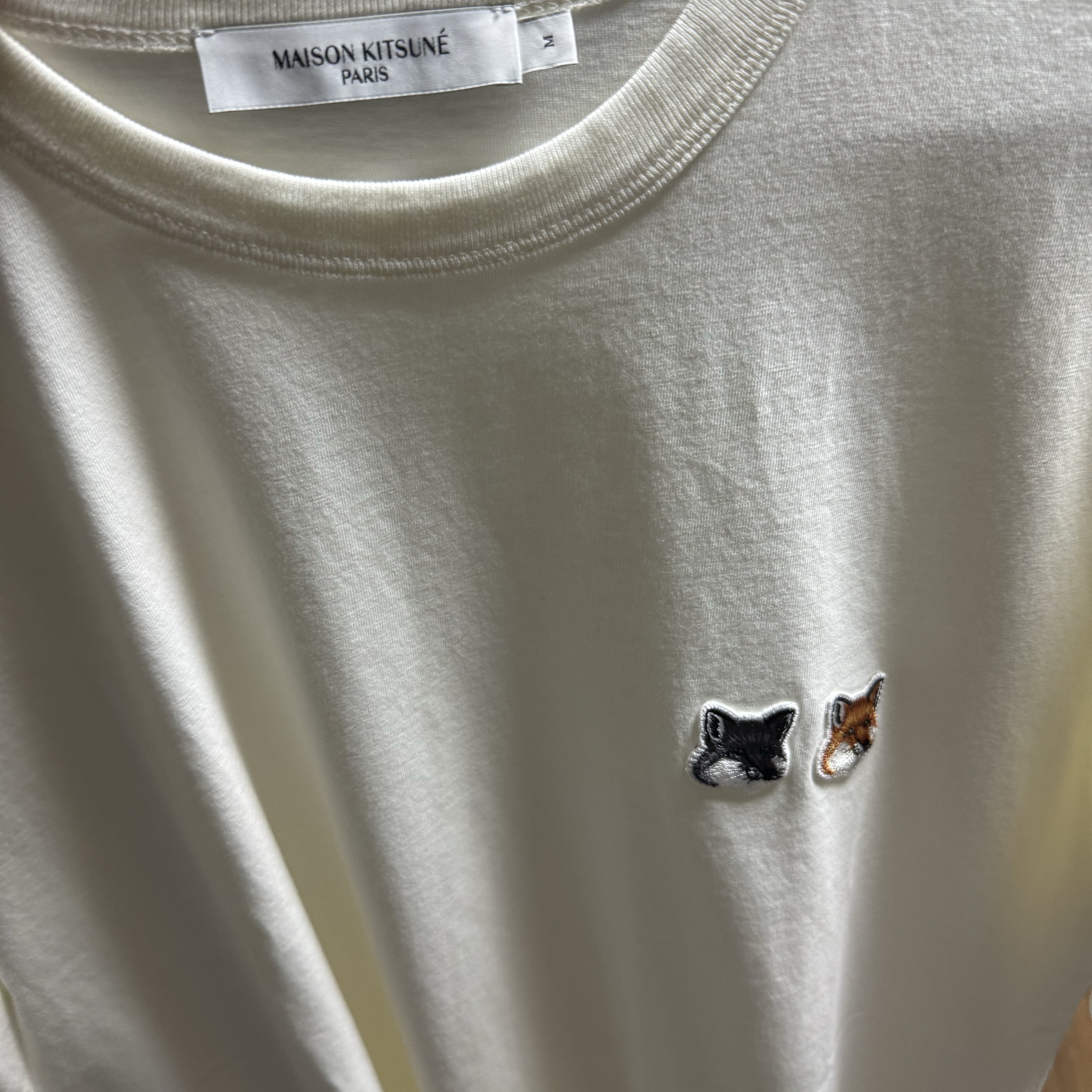 Maison Kitsune Double Fox Head Patch Classic T-Shirt Latte 착용 스타일