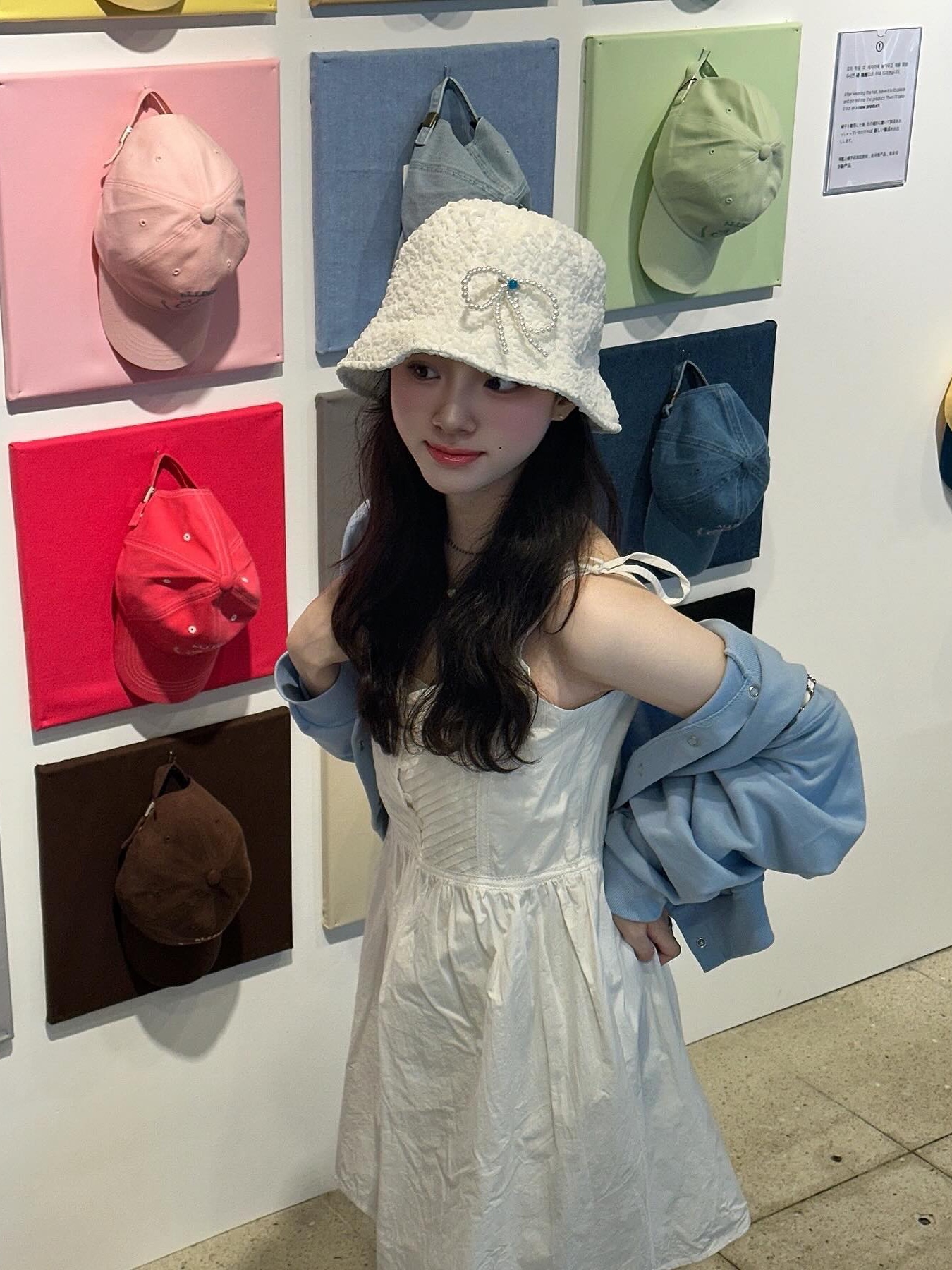 Allincomplete Pearl Crinkle Bucket Hat White 착용 스타일 - 2