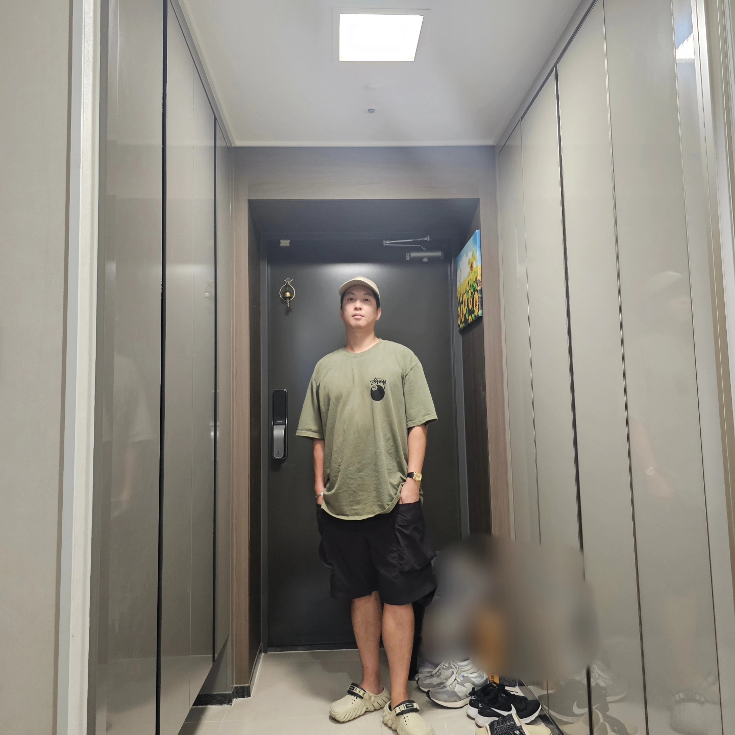 Stussy 8 Ball Pigment Dyed T-Shirt Olive, Crocs Echo Clog Bone Black 착용 스타일 - 3