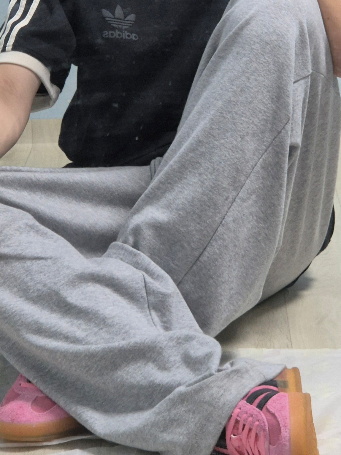 (W) Adidas Gazelle Indoor Bliss Pink, Adidas GRF T-Shirt Black - KR Sizing 착용 스타일 - 2