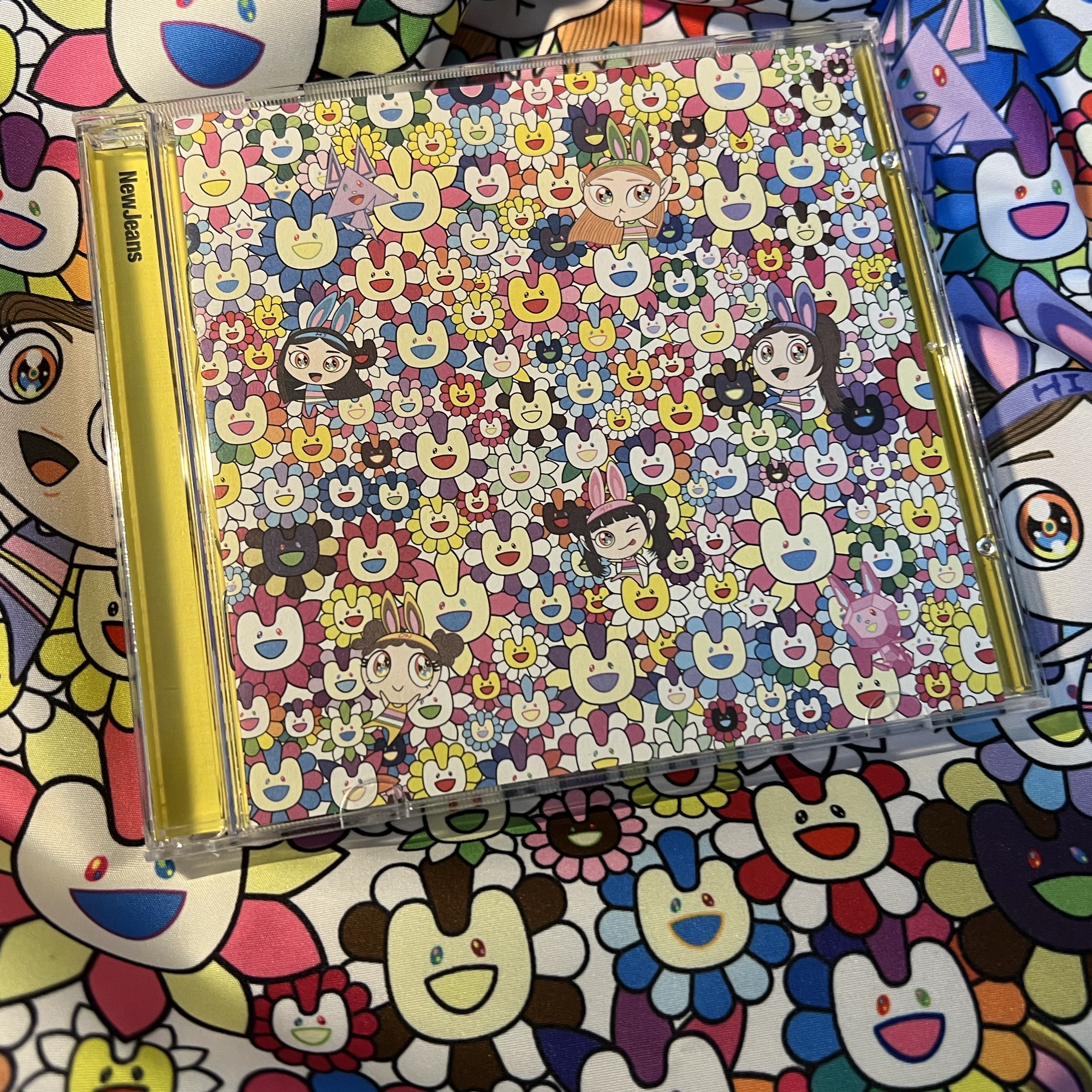 NewJeans Supernatural NJ x Murakami Drawstring Bag Ver. 착용 스타일