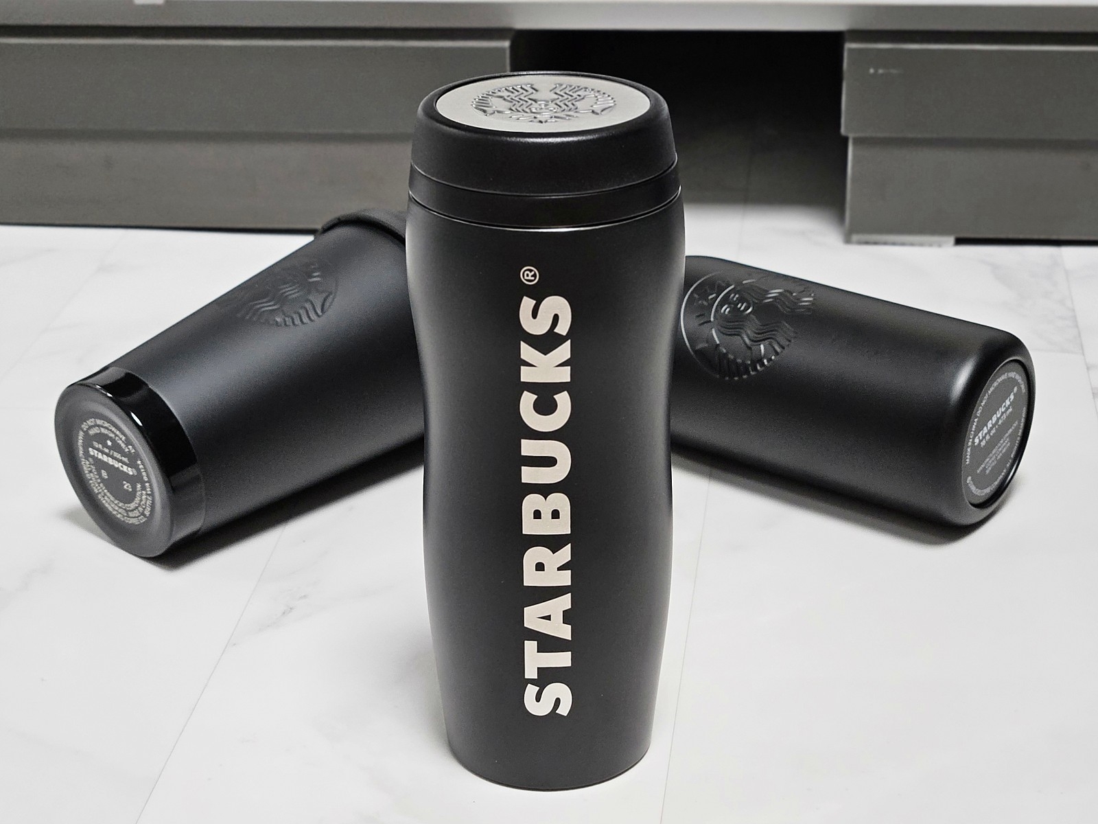 Starbucks x Fragment Stainless Steel Logo Bottle Matte Black 473ml, Starbucks x Fragment Stainless Steel Togo Logo Tumbler Matte Black 355ml 착용 스타일 - 2