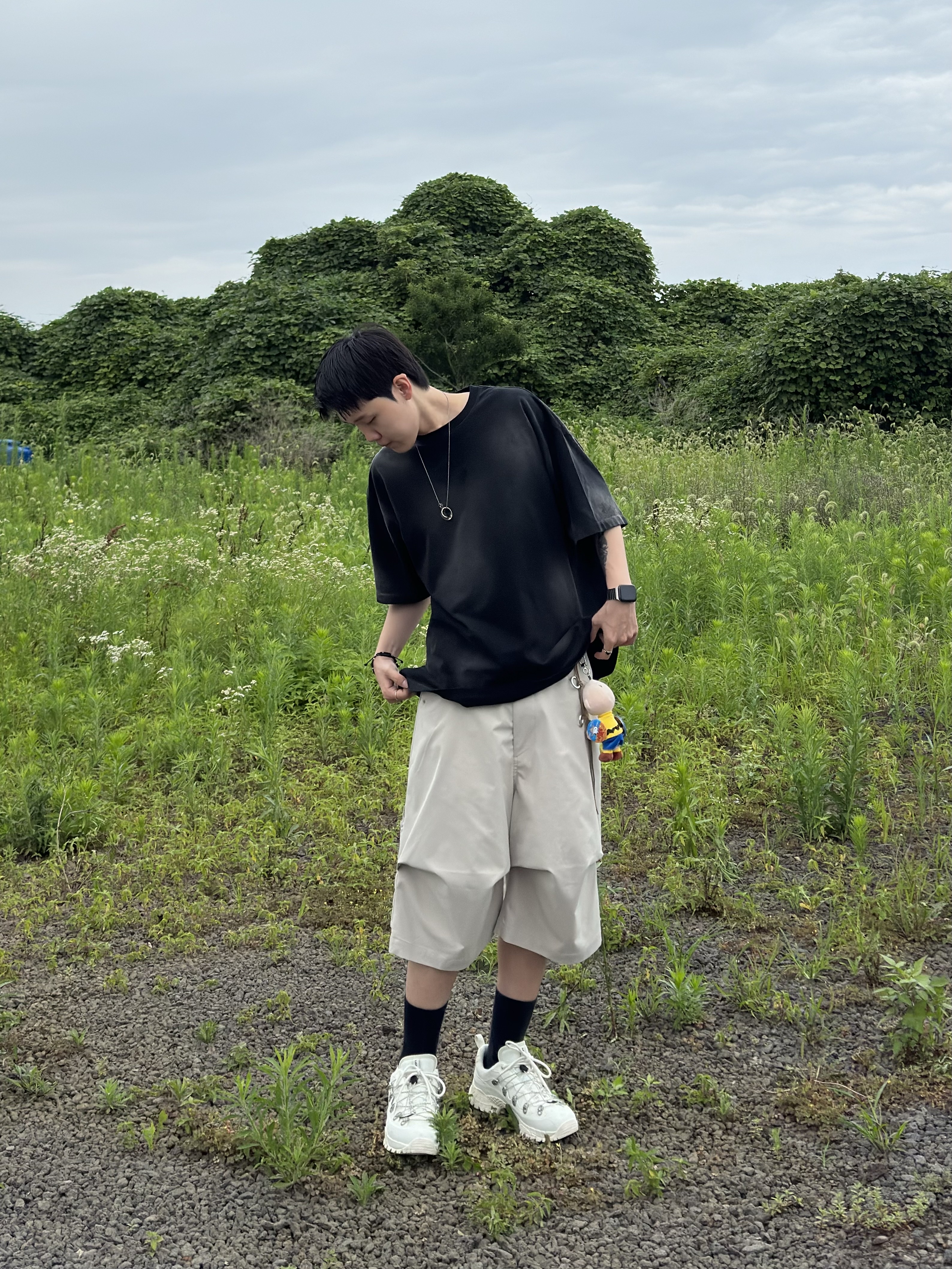 Nonnod Back Detail T-shirt Washed Black, Nonnod Alpine Carpenter Shorts Beige 착용 스타일 - 2