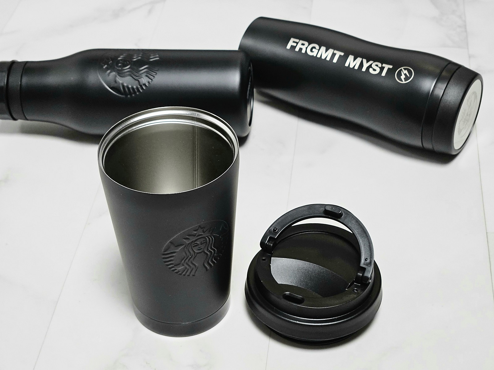 Starbucks x Fragment Stainless Steel Logo Bottle Matte Black 473ml, Starbucks x Fragment Stainless Steel Togo Logo Tumbler Matte Black 355ml 착용 스타일 - 8