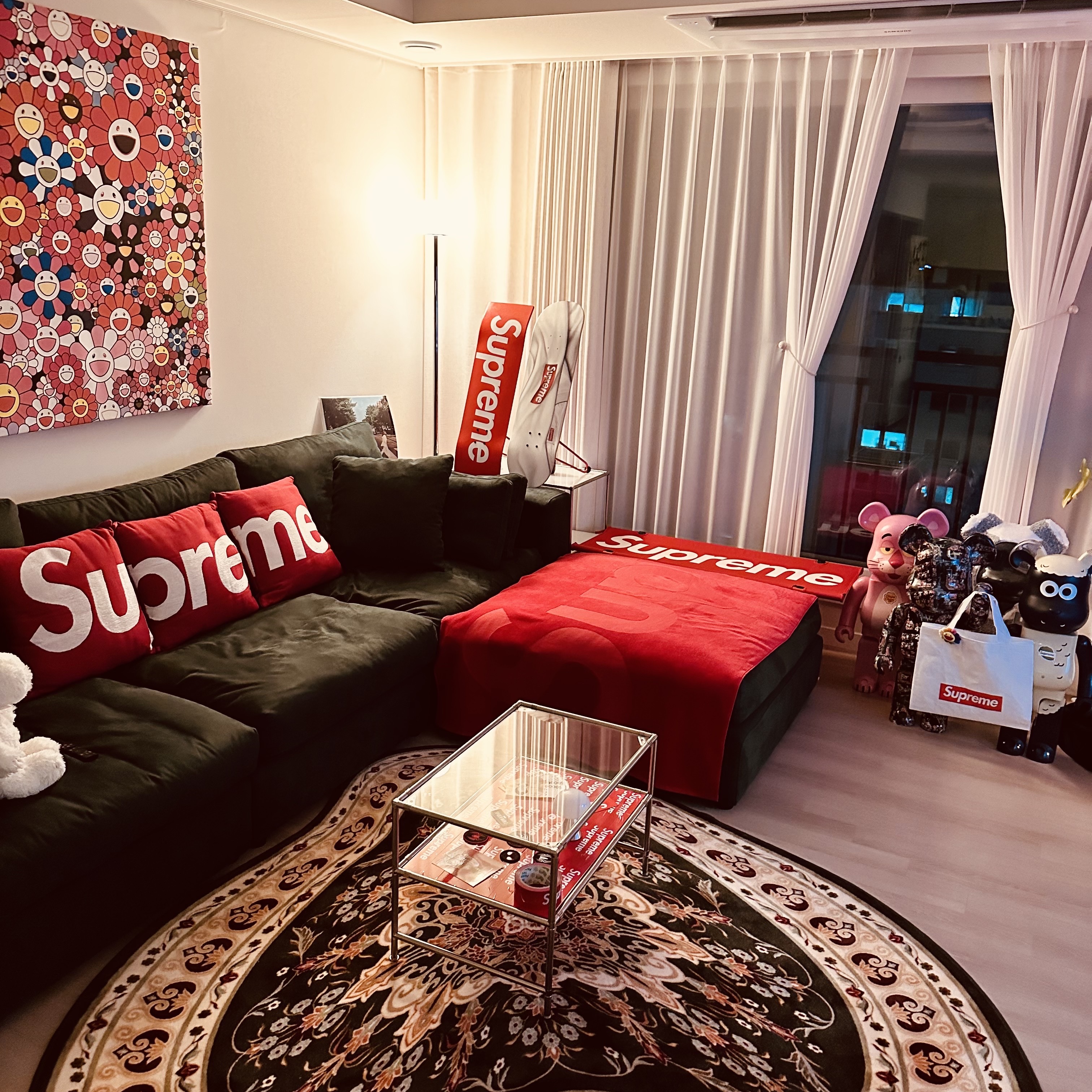 Supreme x Jules Pansu Pillows Red (Set of 3) 착용 스타일 - 2