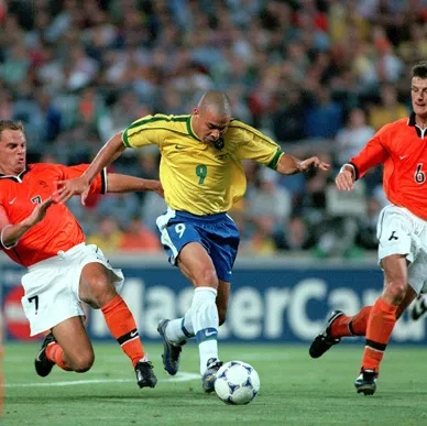 Nike Brazil 1998 Reissue Soccer Replica Jersey Varsity Maize Ronaldo (Marking Ver.) 착용 스타일 - 3