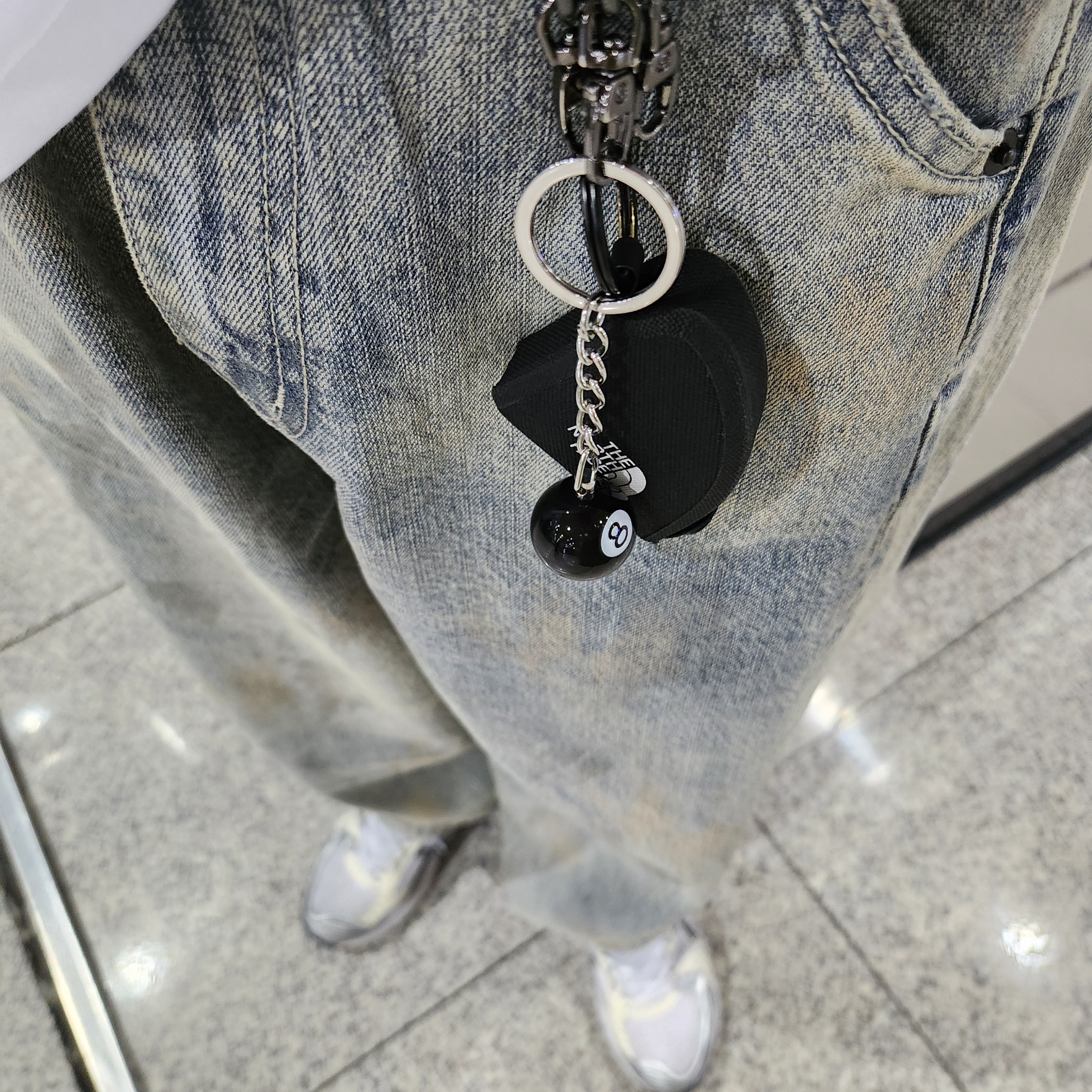 Stussy 8 Ball Keychain Black 착용 스타일 - 1
