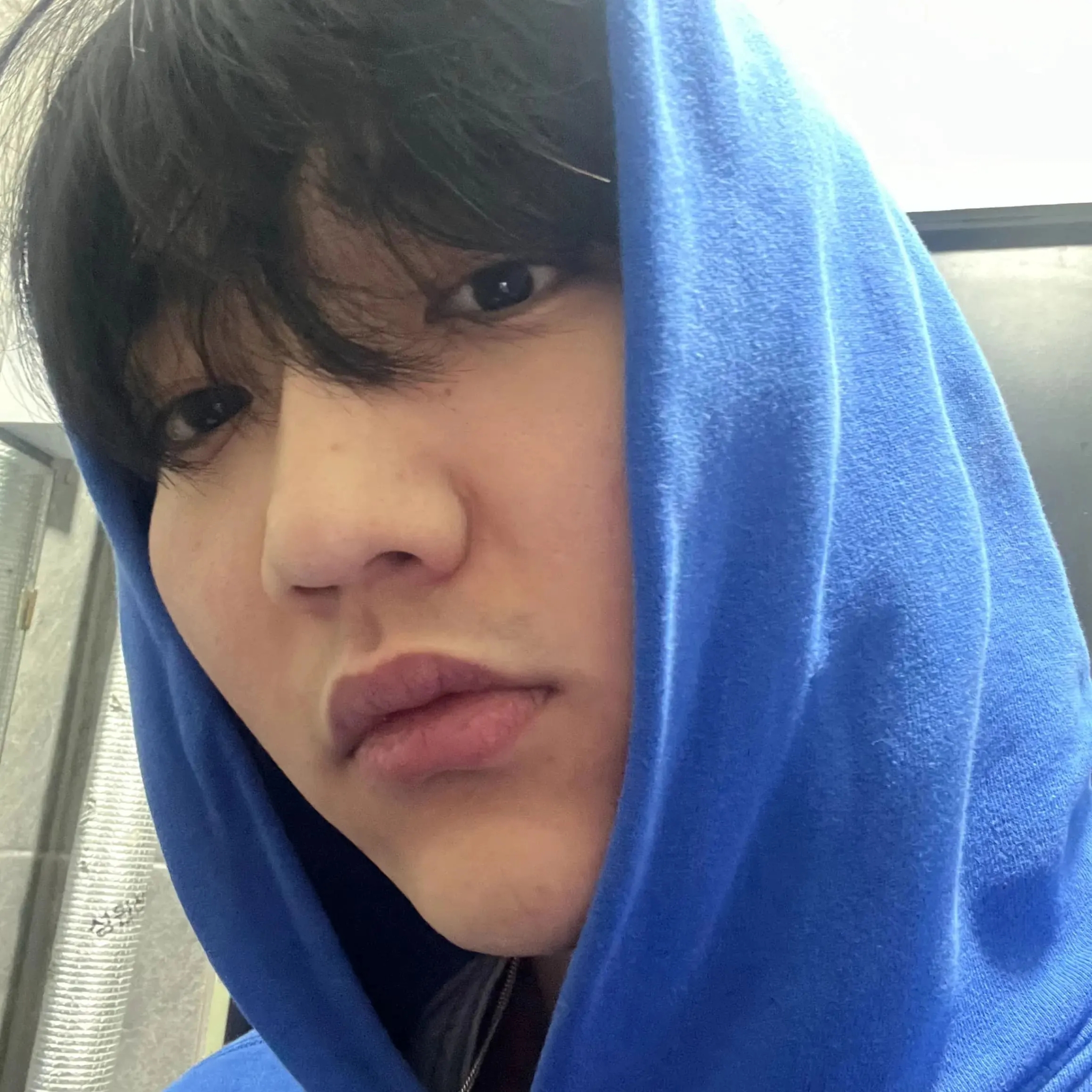 Yeezy Gap Hoodie Blue 착용 스타일