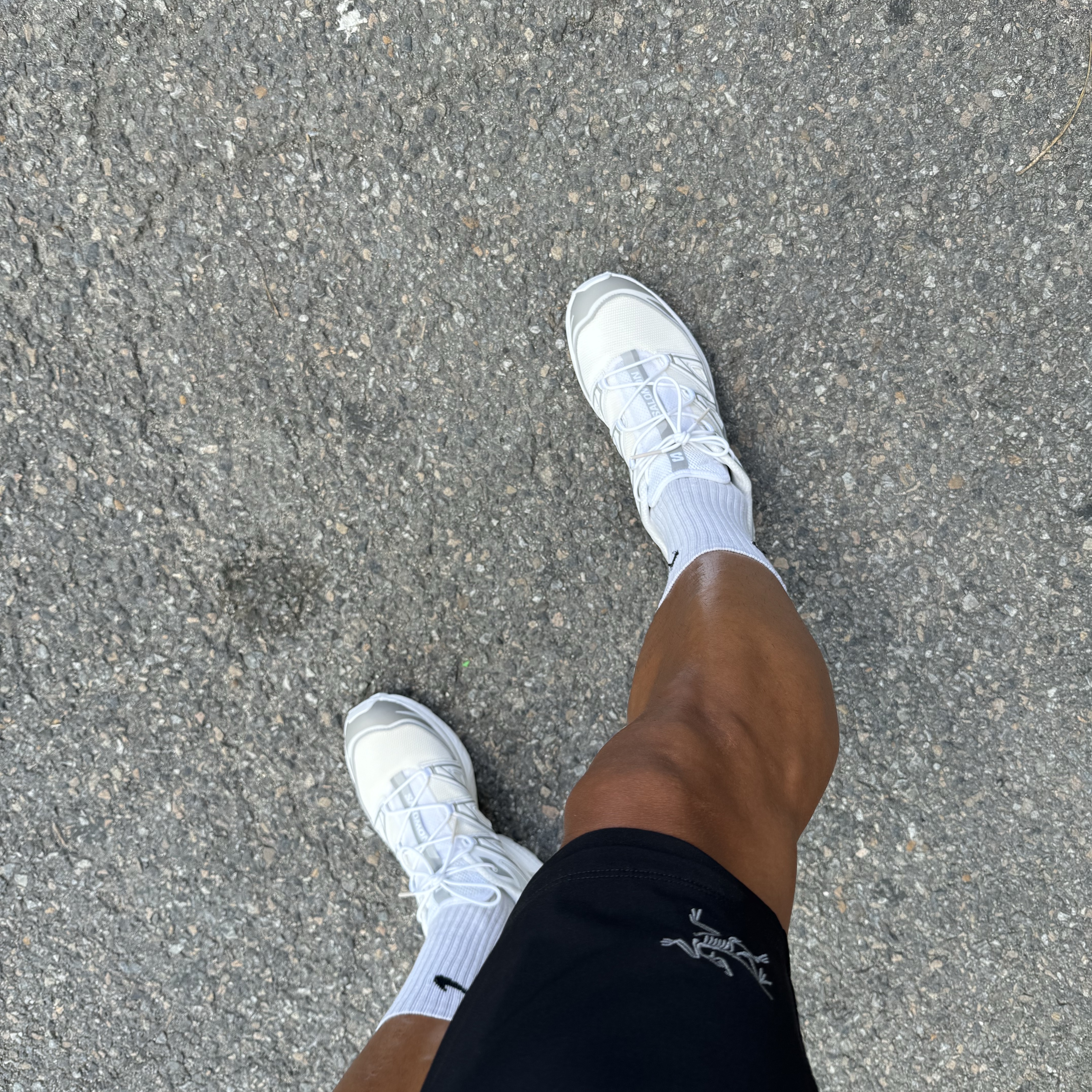 Salomon XT-6 Expanse Vanilla Ice White, Arc'teryx Gamma LT Shorts 9 Inch Black 착용 스타일 - 2