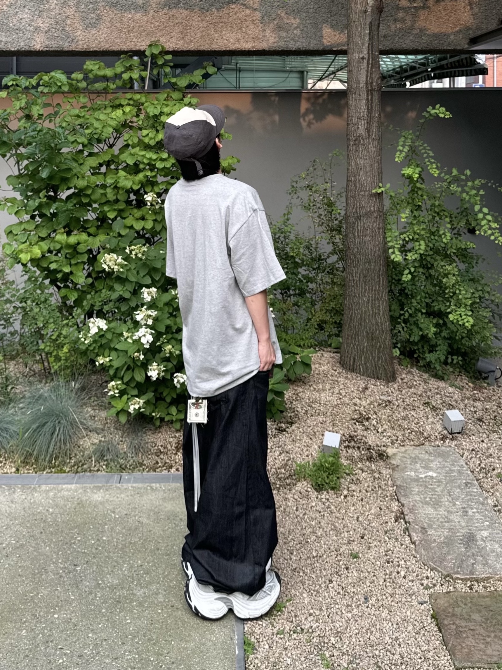 Balenciaga 10XL Sneakers White Grey Silver Black 착용 스타일 - 4