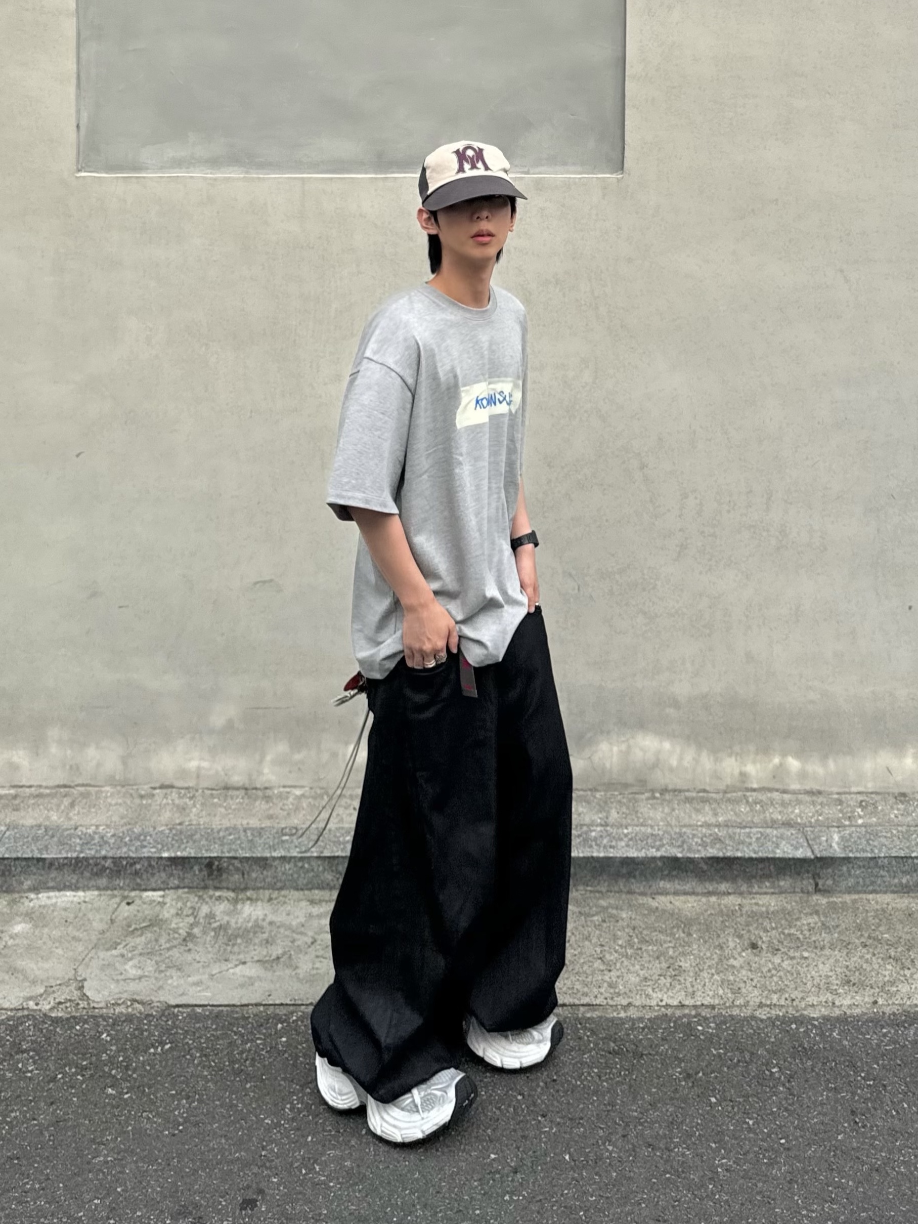 Balenciaga 10XL Sneakers White Grey Silver Black 착용 스타일 - 3