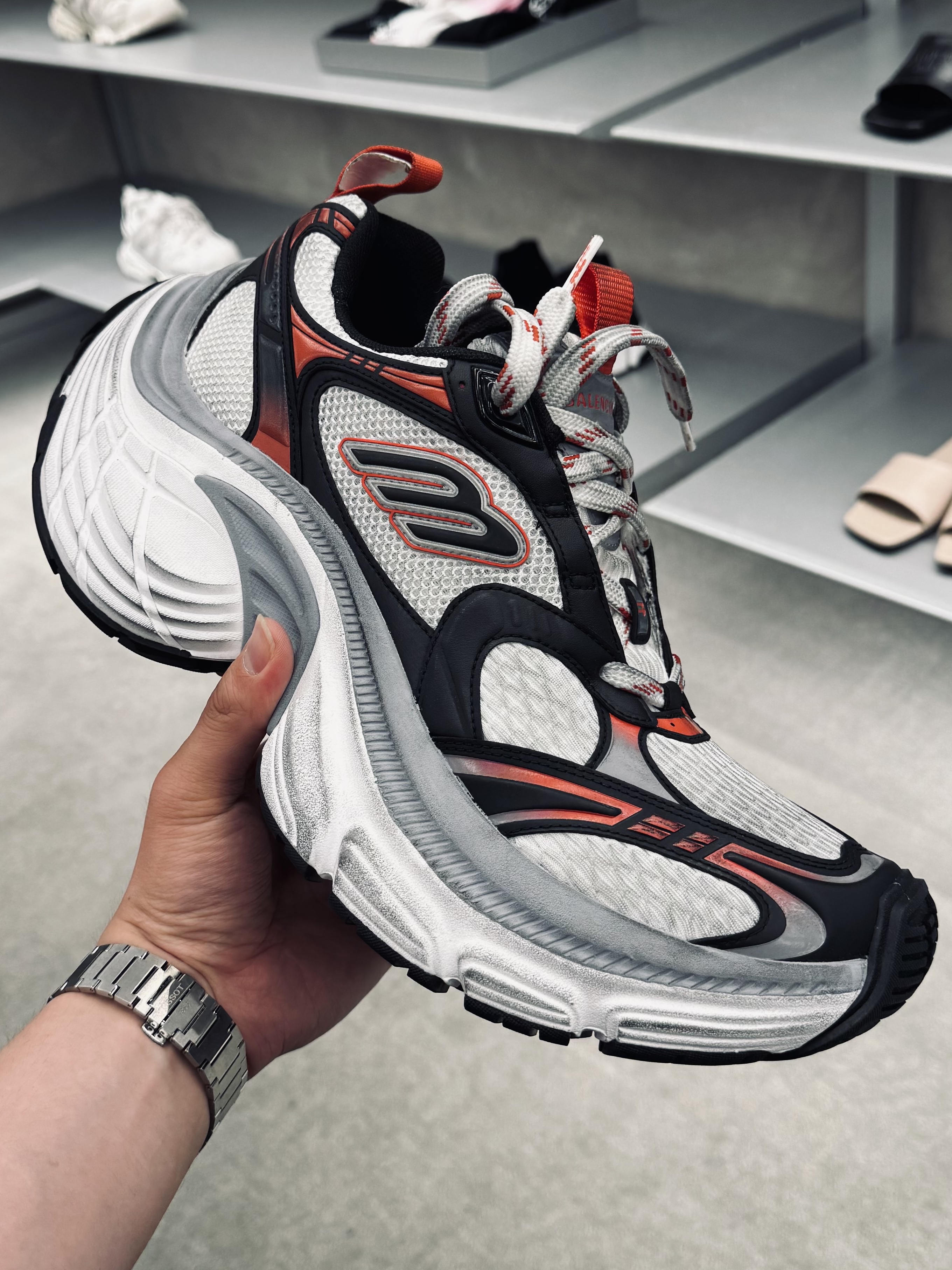 Balenciaga 10XL Sneakers Grey White Red 착용 스타일 - 2