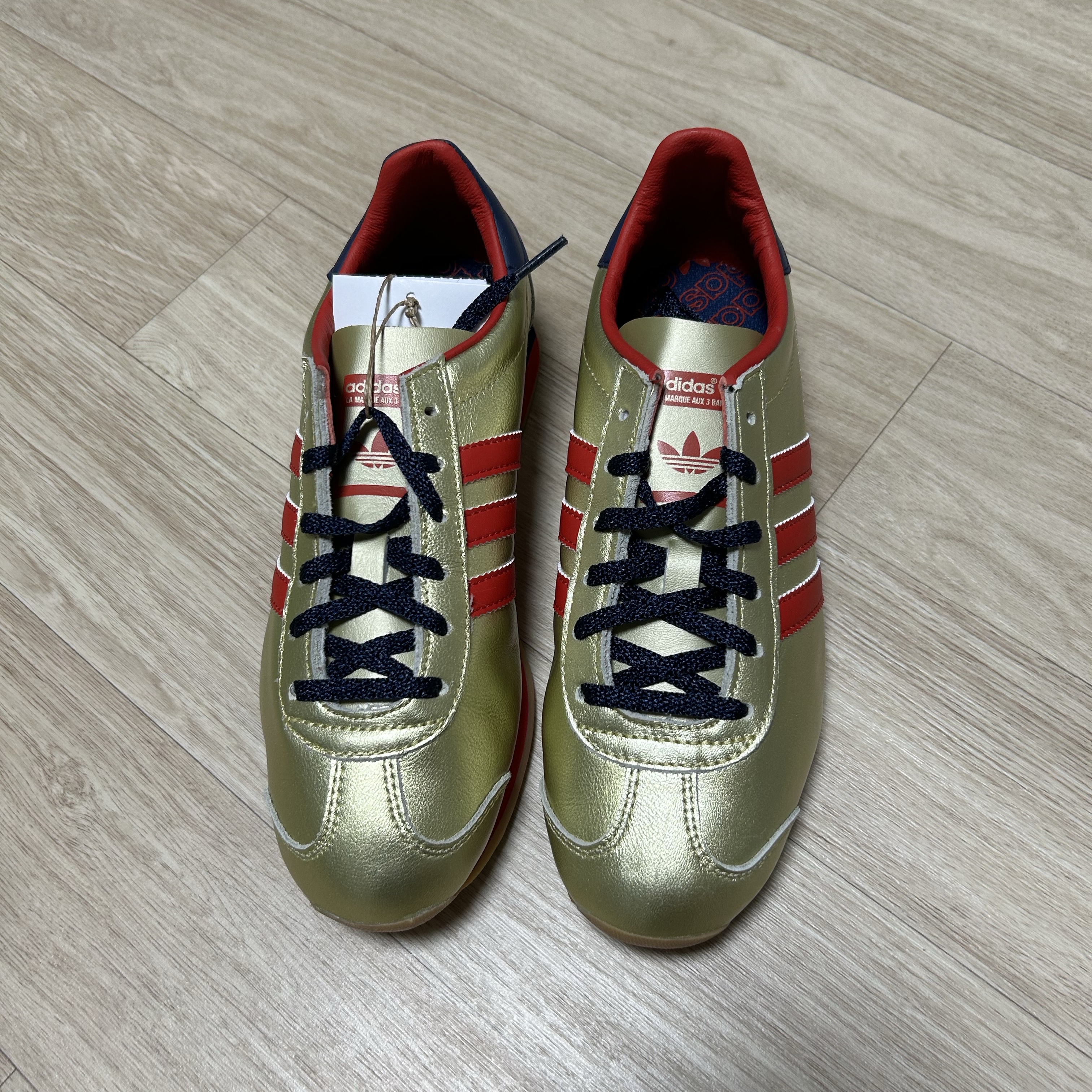 Adidas Country OG Gold Metallic Better Scarlet 착용 스타일