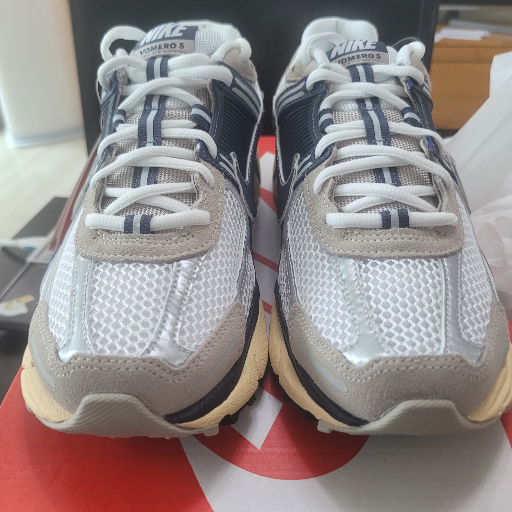 Nike Zoom Vomero 5 White Thunder Blue 착용 스타일 - 2