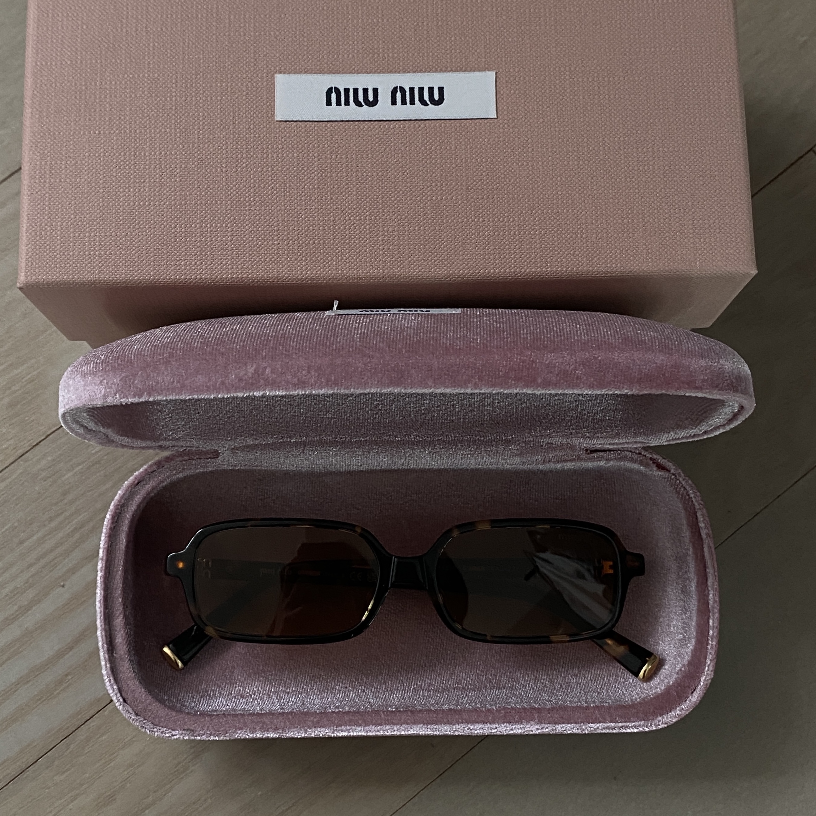 (W) Miu Miu Regard Sunglasses Camel Beige Lenses Honey Tortoiseshell Acetate Standard fit 착용 스타일 - 1