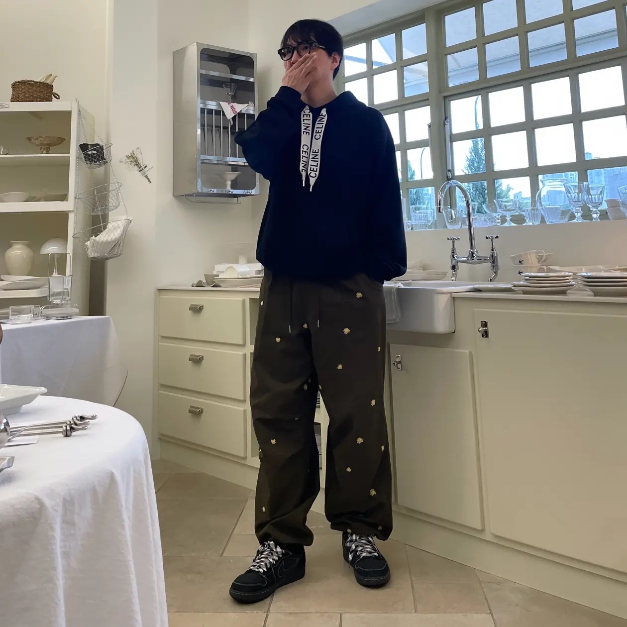 Jordan 1 x Travis Scott Retro Low OG SP Black Phantom, Celine Loose Hoodie in Cotton Fleece Black 착용 스타일