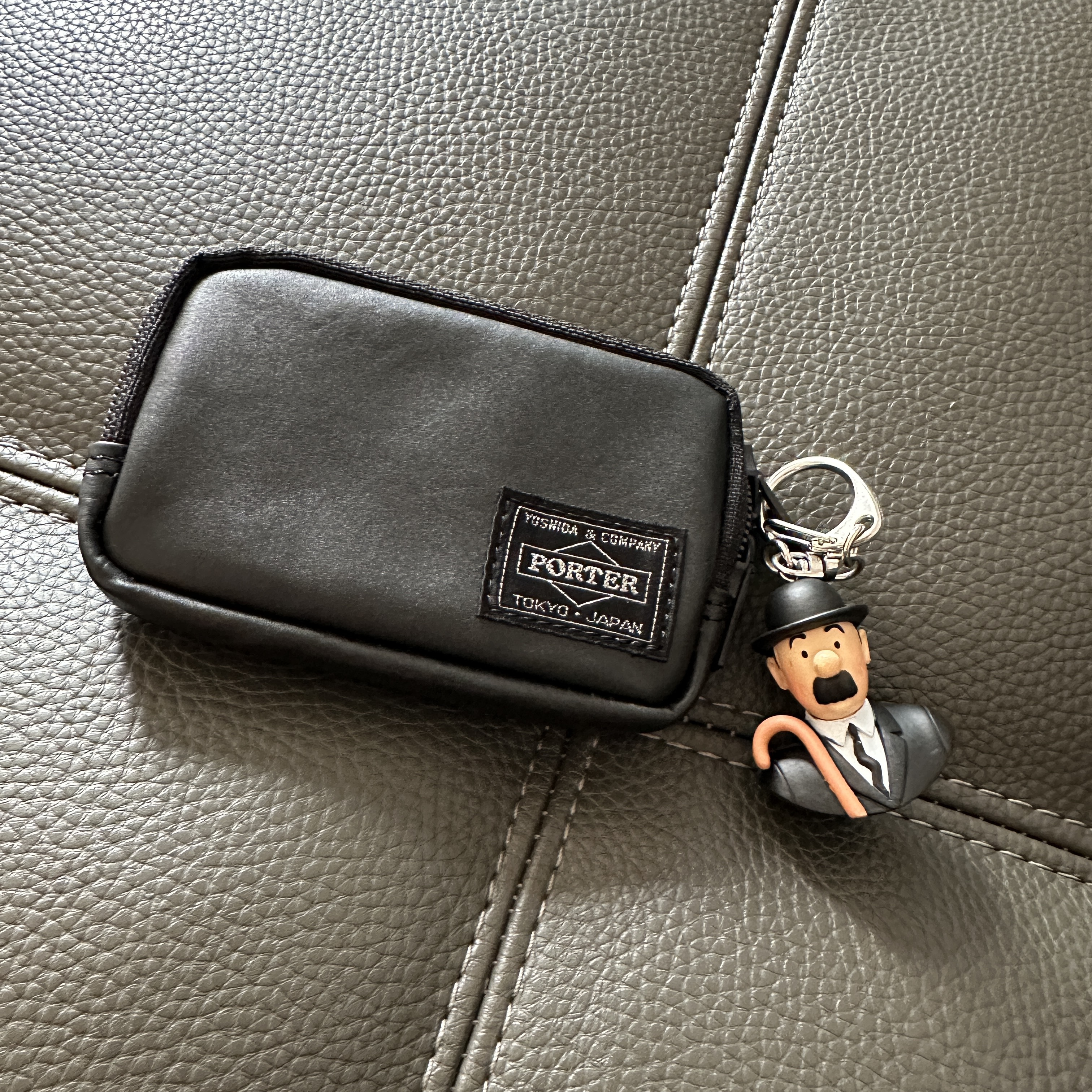 Porter Aloof Coin Case Black 착용 스타일