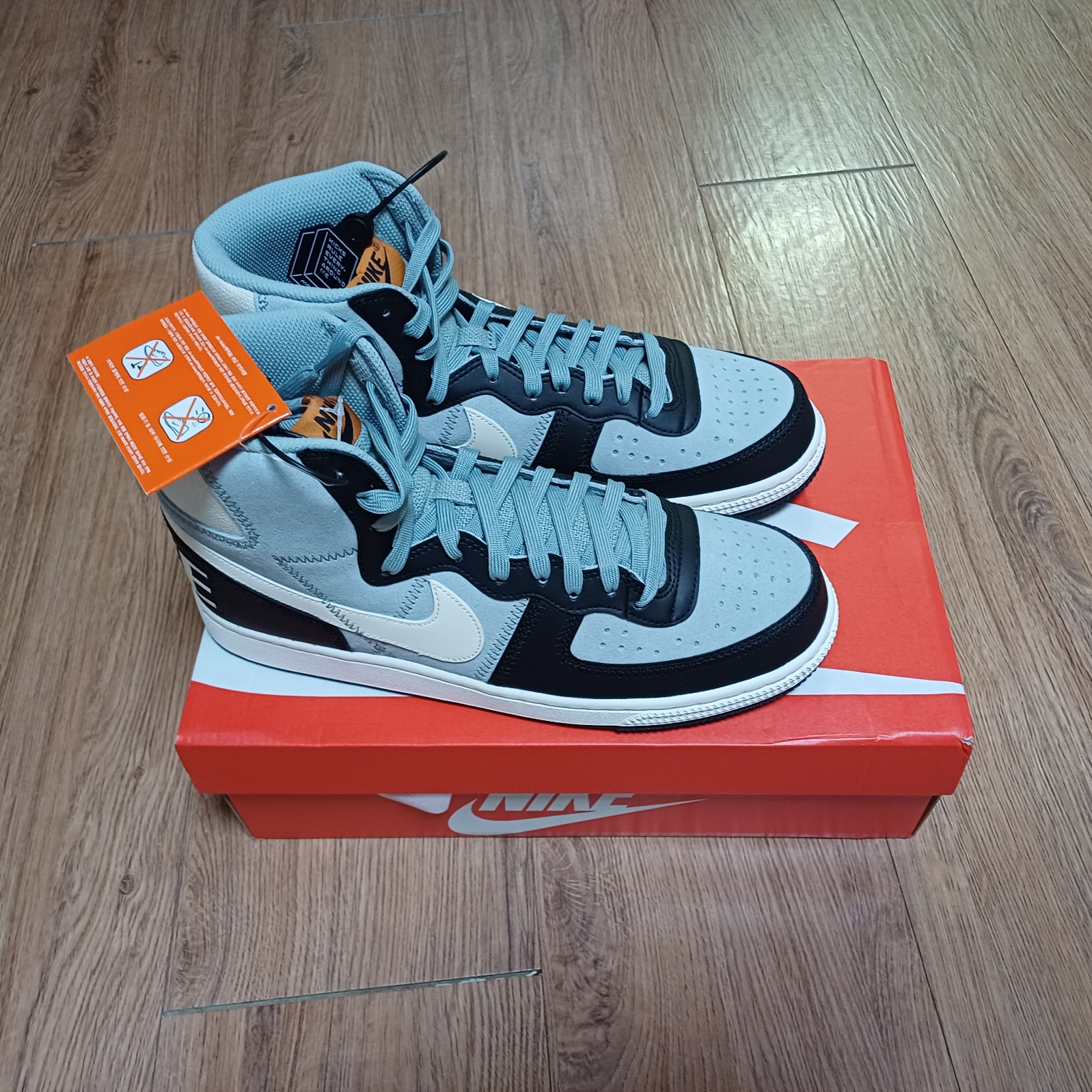Nike Terminator High Black and Light Pumice 착용 스타일 - 2