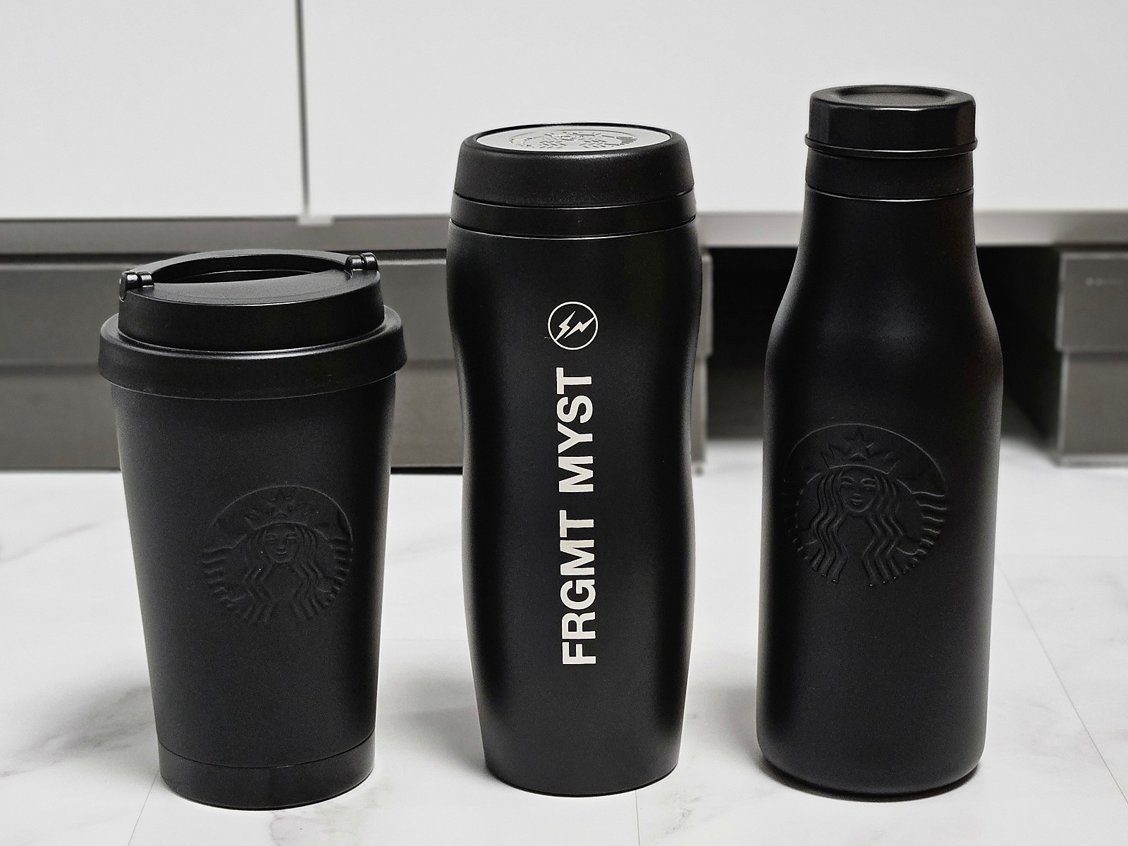 Starbucks x Fragment Stainless Steel Logo Bottle Matte Black 473ml, Starbucks x Fragment Stainless Steel Togo Logo Tumbler Matte Black 355ml 착용 스타일 - 1