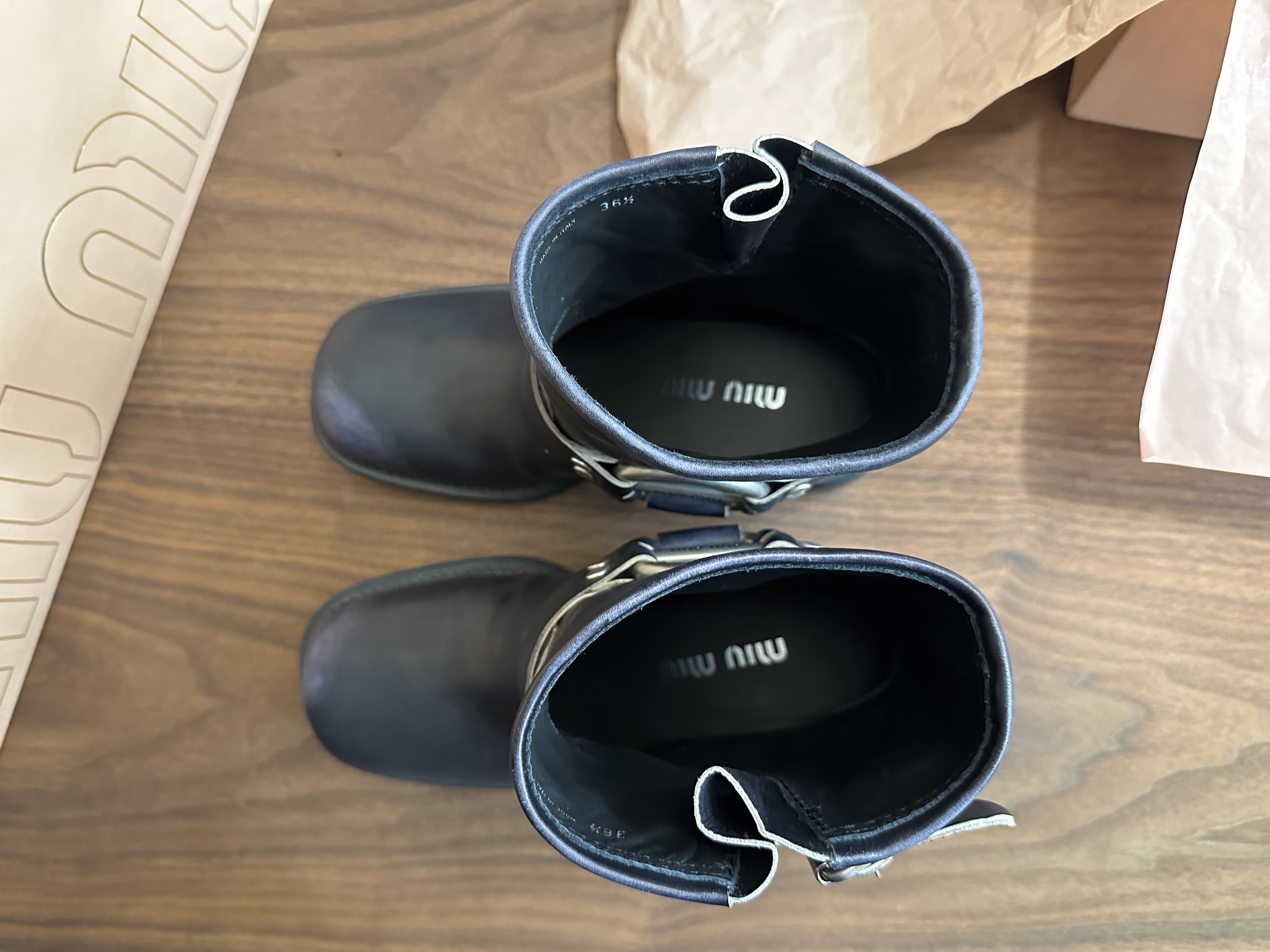 (W) Miu Miu Vintage-look leather Boots Black 착용 스타일 - 7