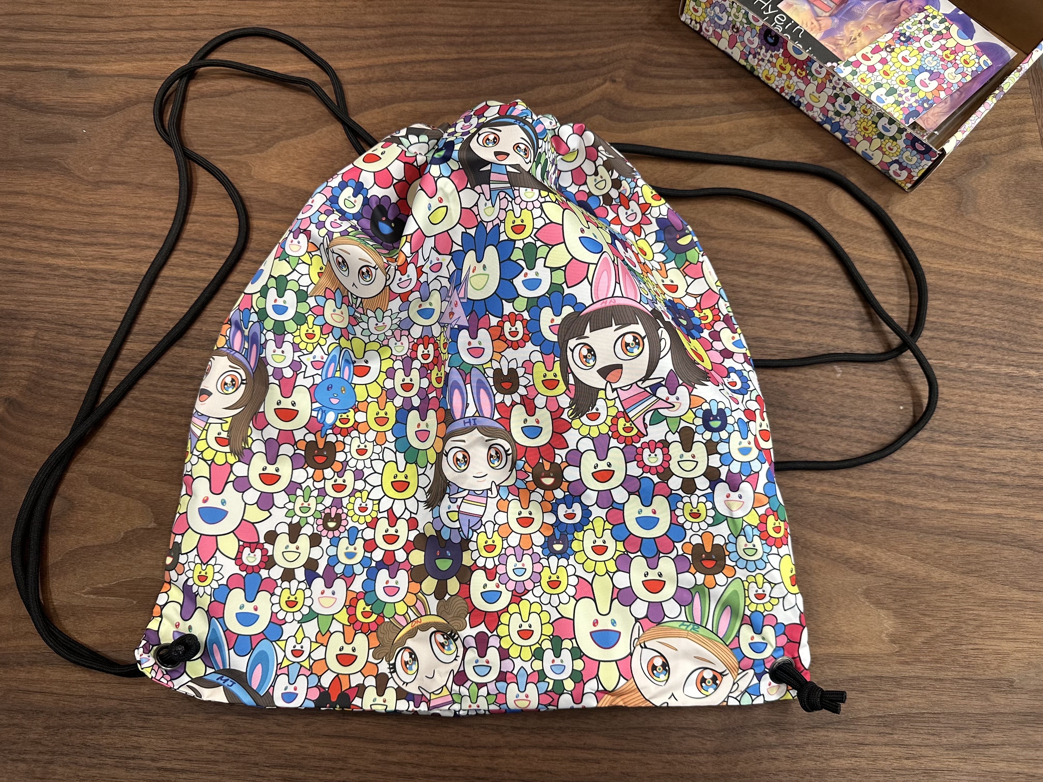 NewJeans Supernatural NJ x Murakami Drawstring Bag Ver. 착용 스타일 - 8