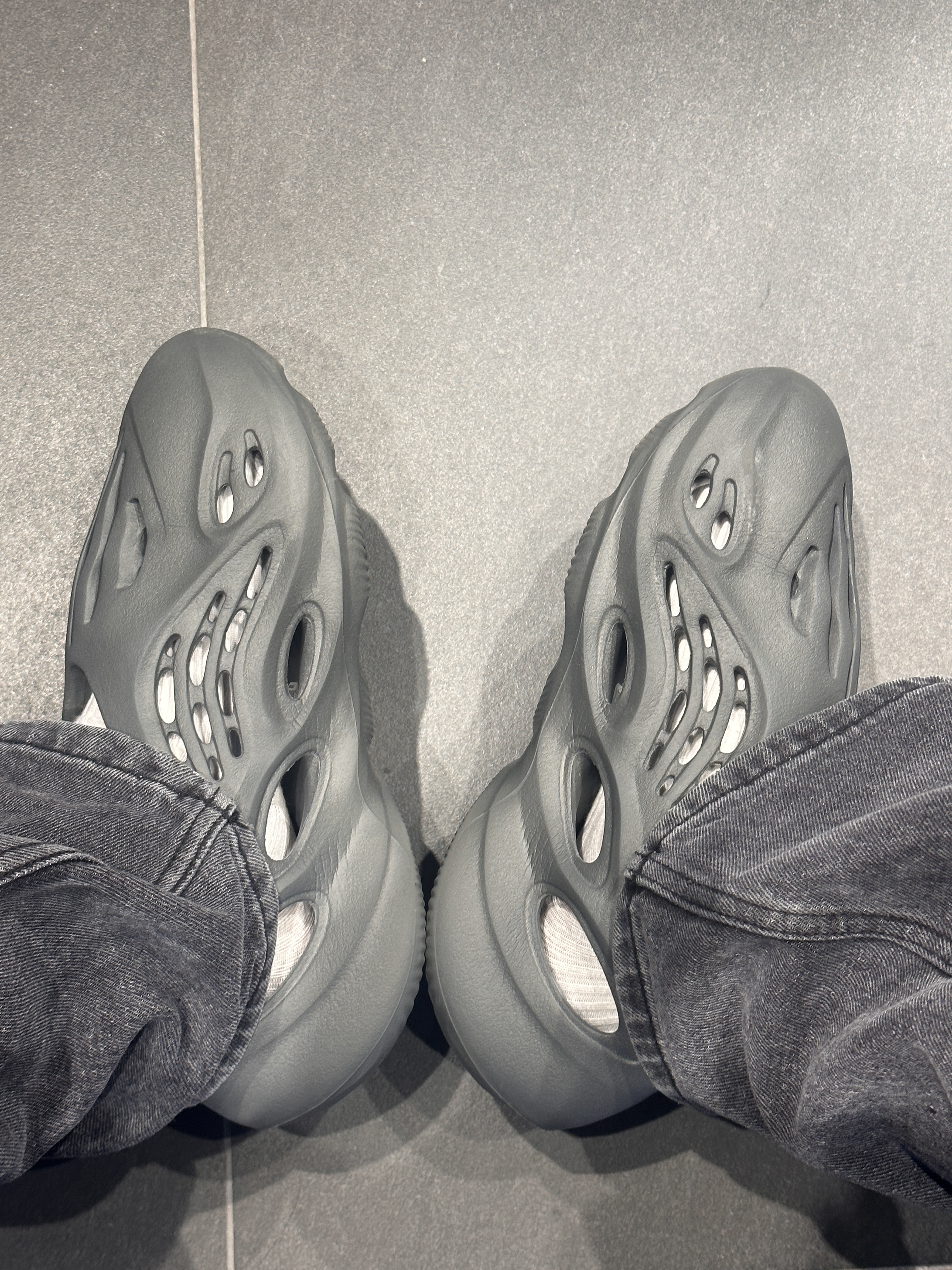 Adidas Yeezy Foam RNNR Carbon 착용 스타일