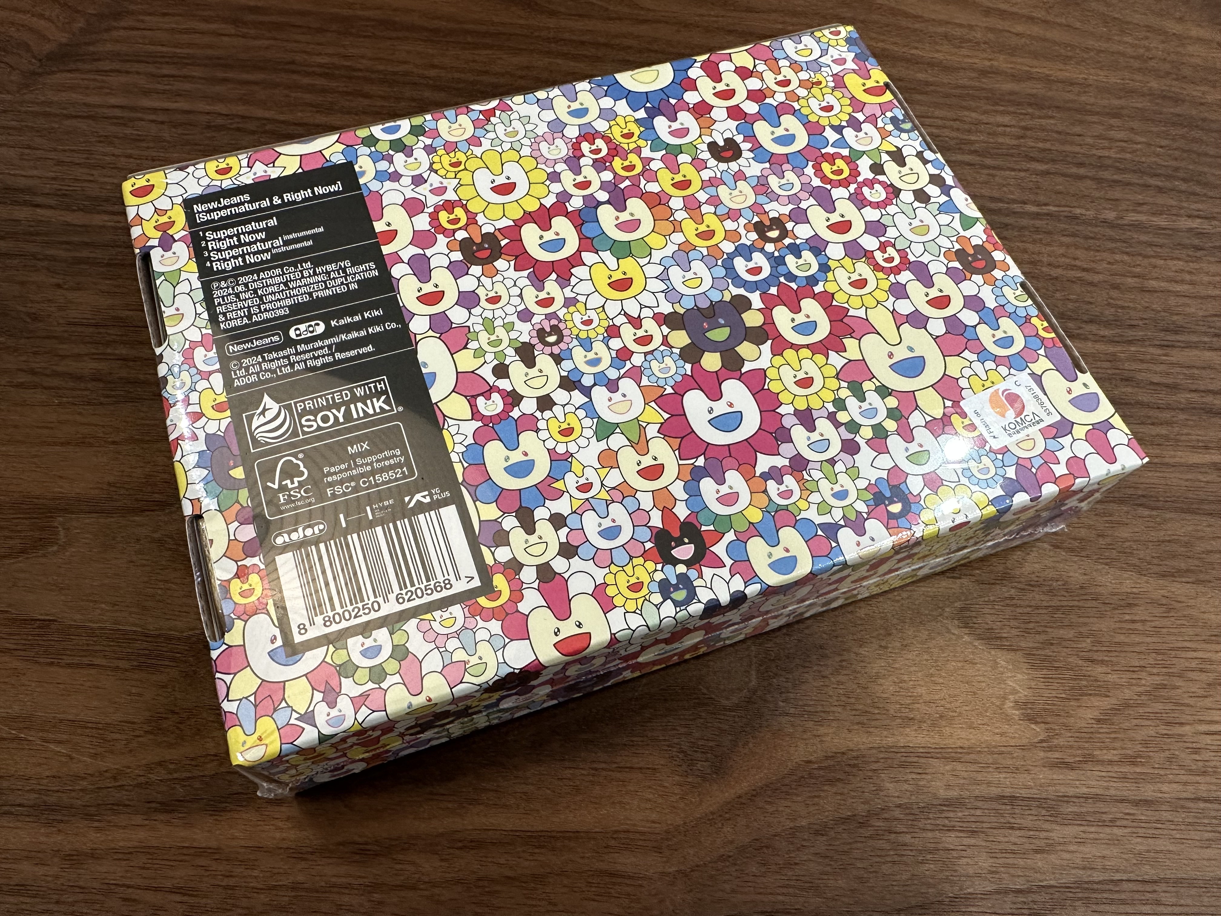 NewJeans Supernatural NJ x Murakami Drawstring Bag Ver. 착용 스타일 - 5