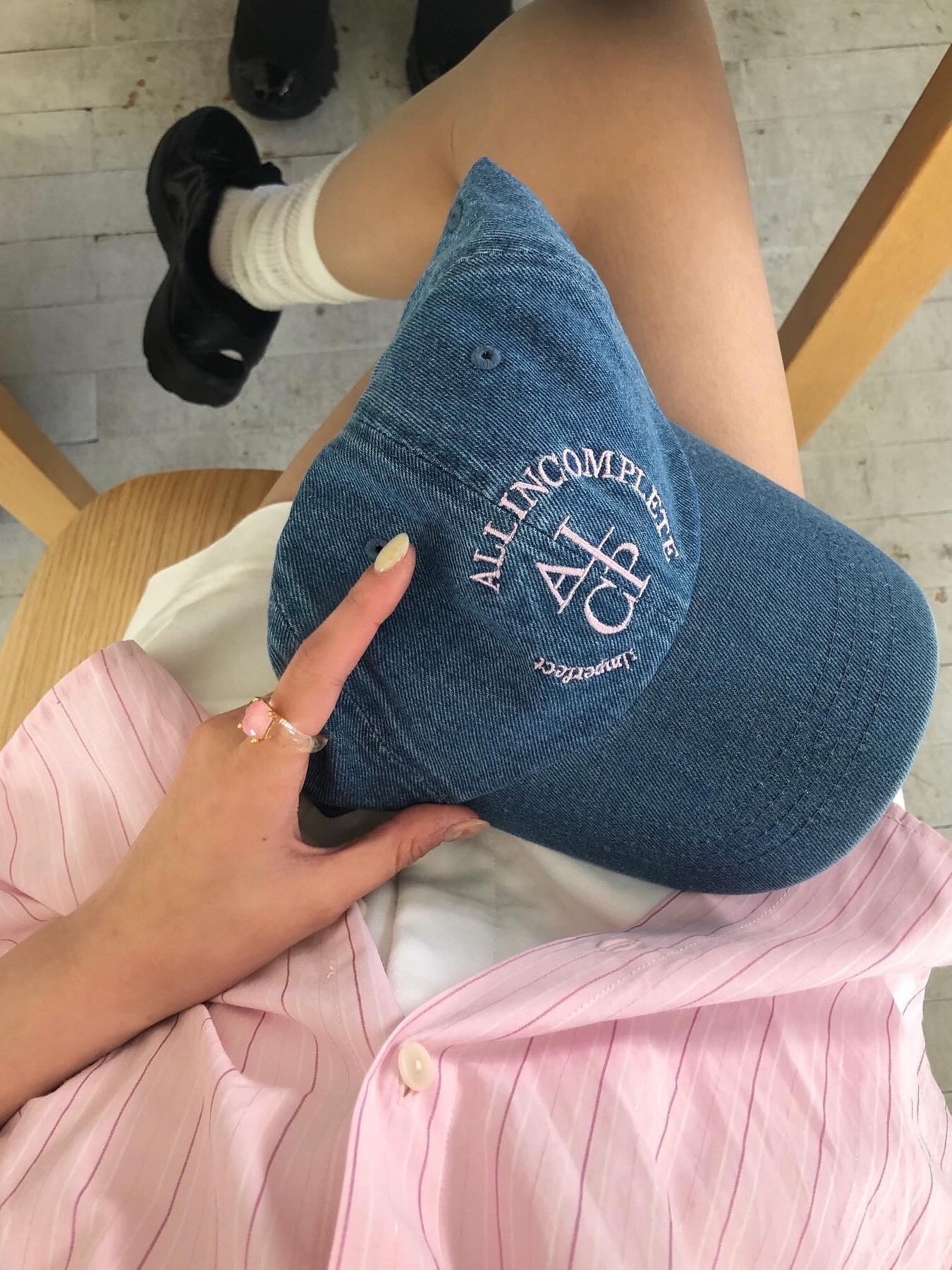 Allincomplete Round Logo Ball Cap Blue Denim 착용 스타일 - 4