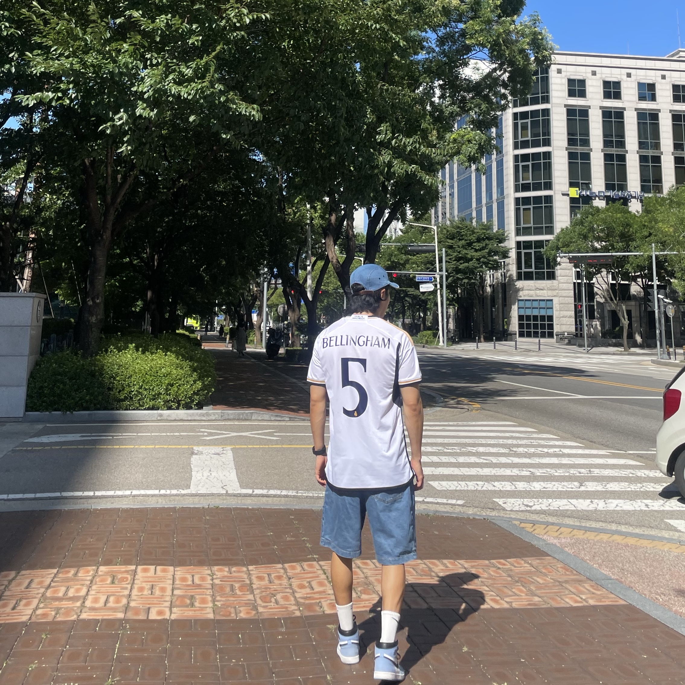Adidas Real Madrid 2023/24 Home Jersey White - KR Sizing (Non Marking Ver.), Jordan 1 Retro High OG University Blue 착용 스타일 - 3