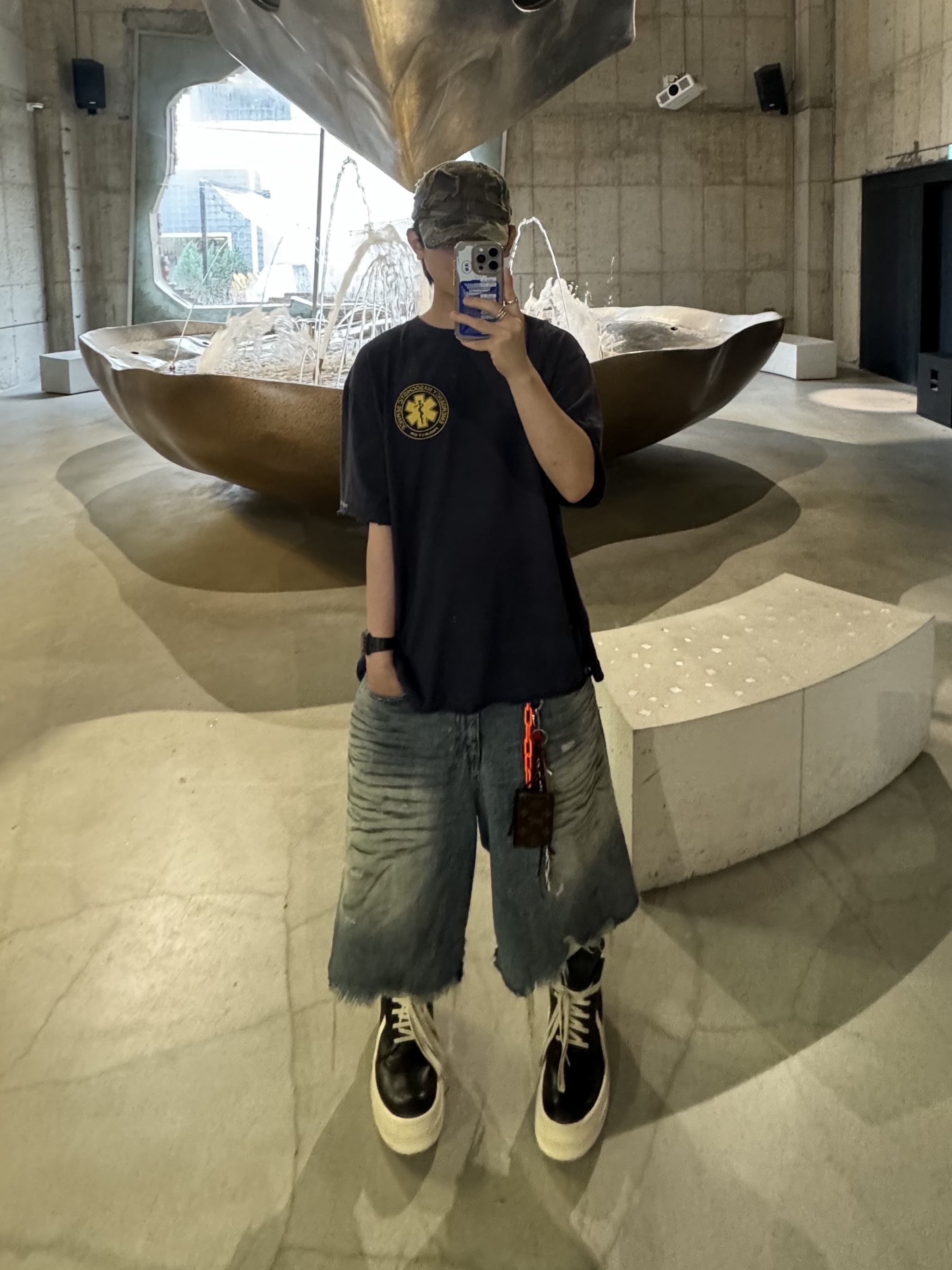 Project G/R EMS Washed T-Shirt, Project G/R Reworked Bermuda Shorts Blue 착용 스타일 - 4