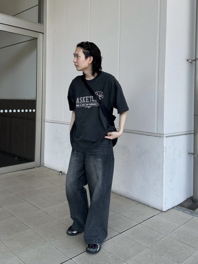 Basketcase Graduation Tee Vintage Black 착용 스타일 - 2