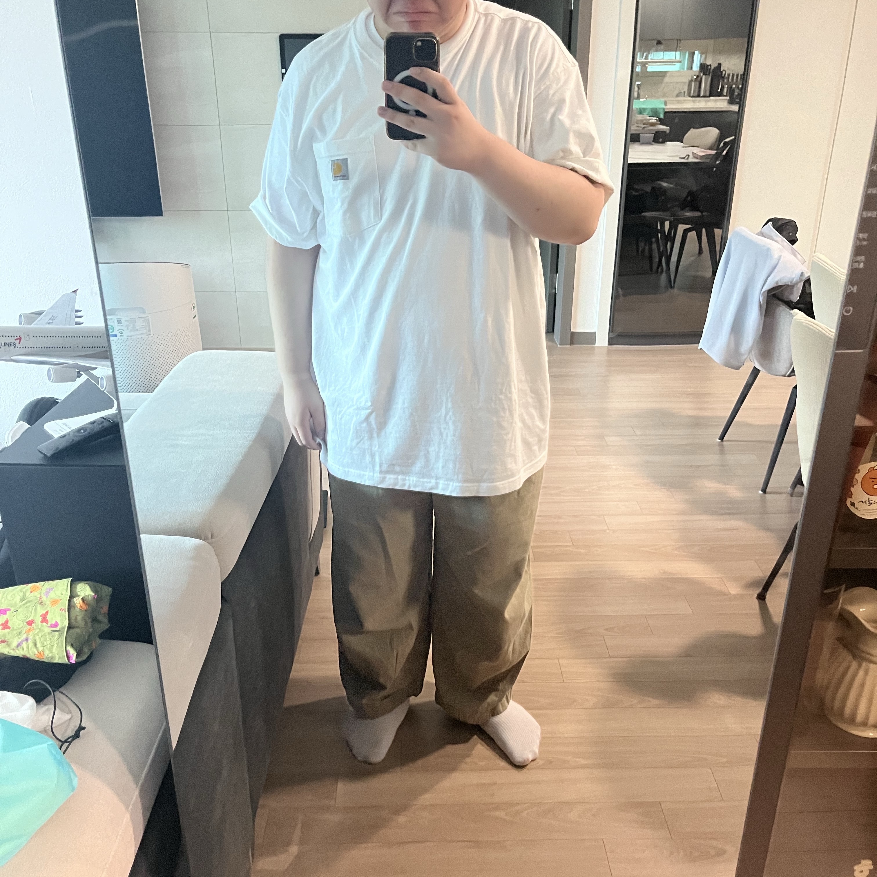 Carhartt Loose Fit Heavyweight Regular Short Sleeve Pocket T-Shirt White 착용 스타일