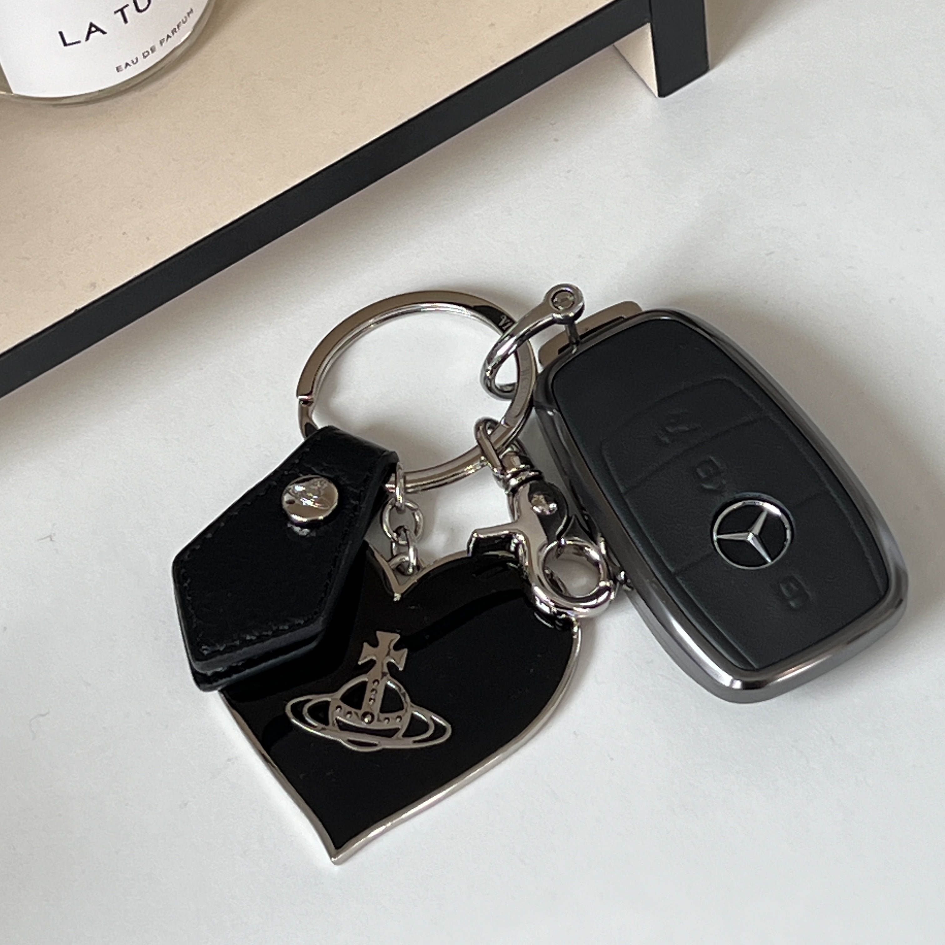 Vivienne Westwood Re-Vegan Grain Mirror Heart Orb Keyring Black 착용 스타일