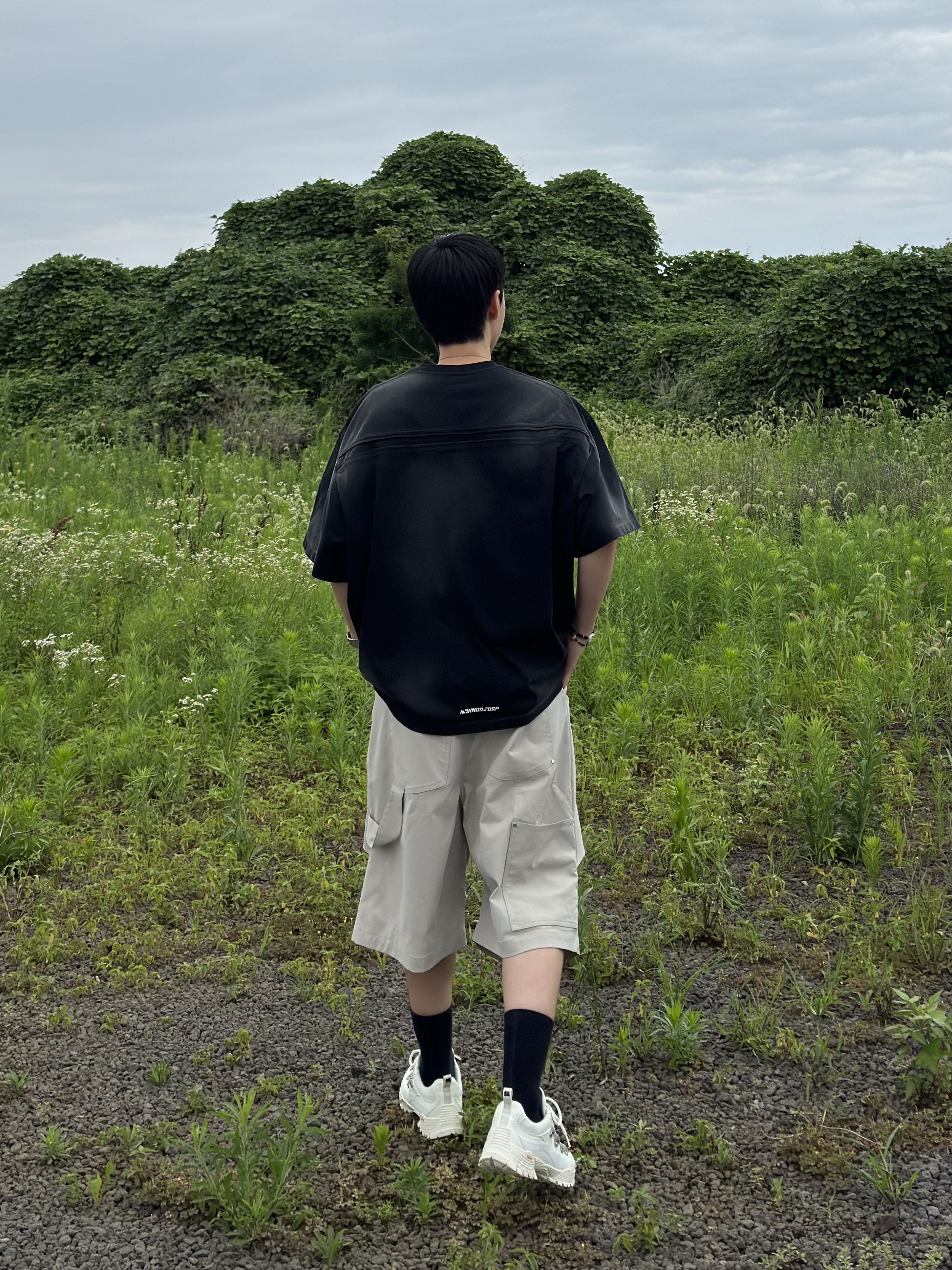 Nonnod Back Detail T-shirt Washed Black, Nonnod Alpine Carpenter Shorts Beige 착용 스타일 - 1
