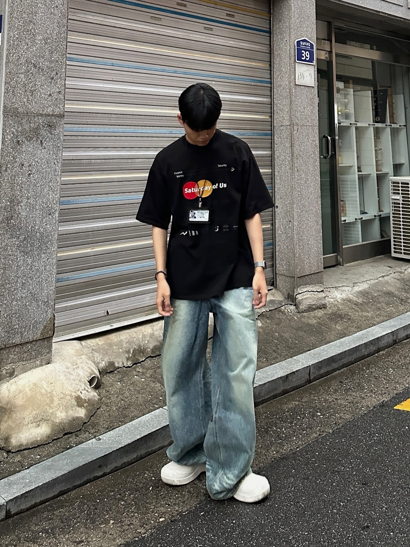 [KREAM 단독] STU Bank Embroidery Printing T-Shirt Black 착용 스타일 - 1