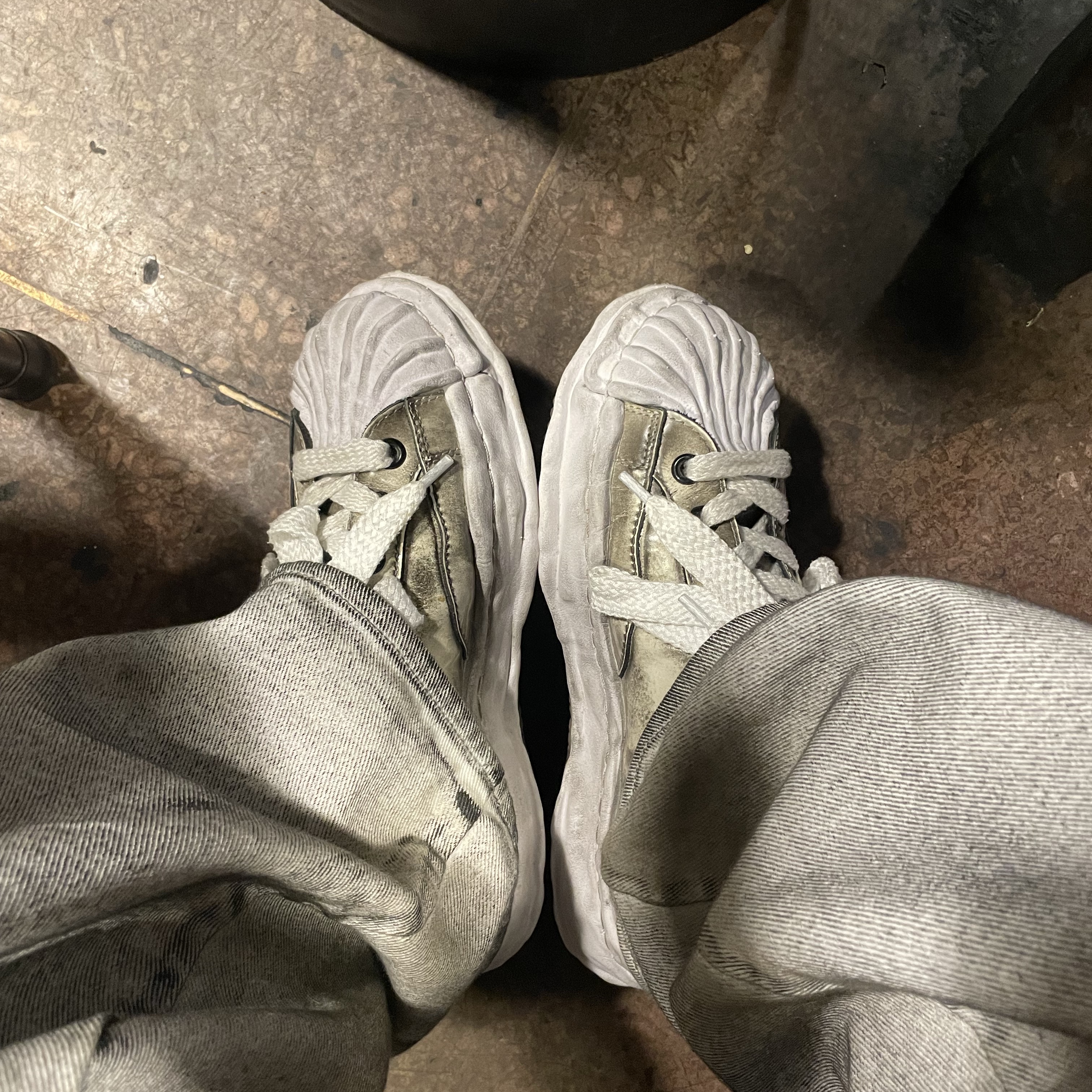 Maison Mihara Yasuhiro Blakey OG Sole Brushed Patent Low-top Sneakers White 착용 스타일