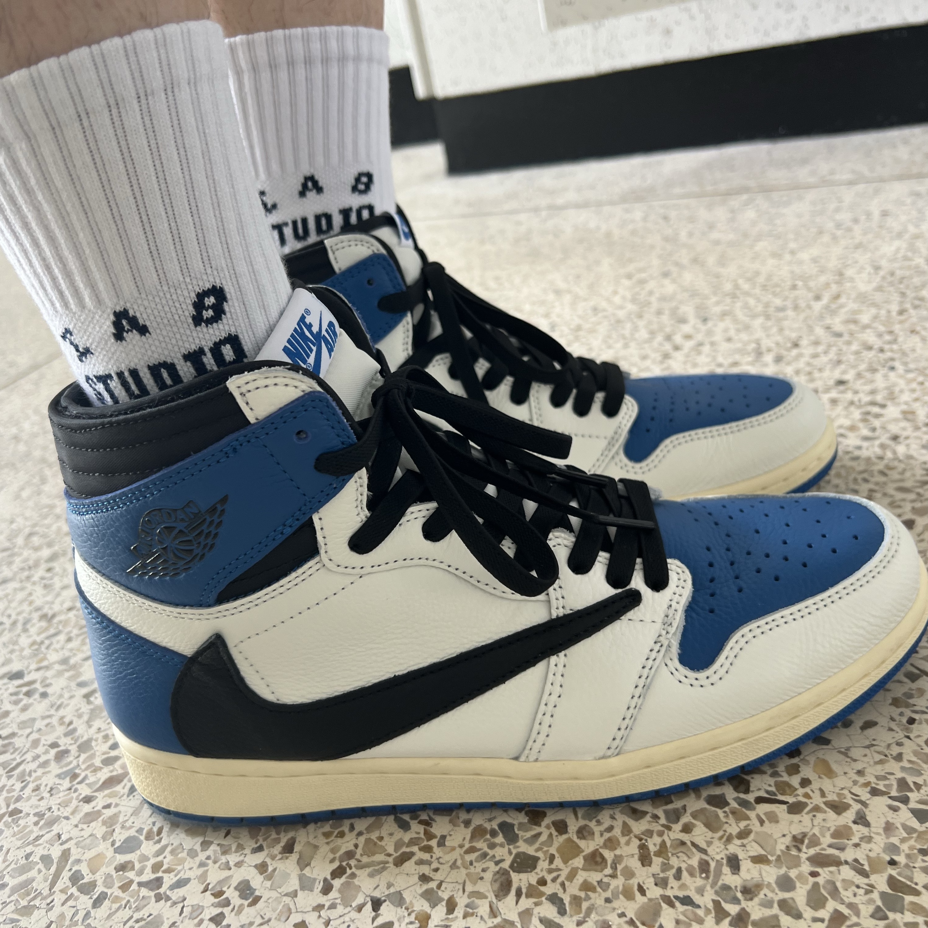 IAB Studio Socks White (5 Pack), Jordan 1 x Travis Scott x Fragment Retro High OG SP Military Blue 착용 스타일