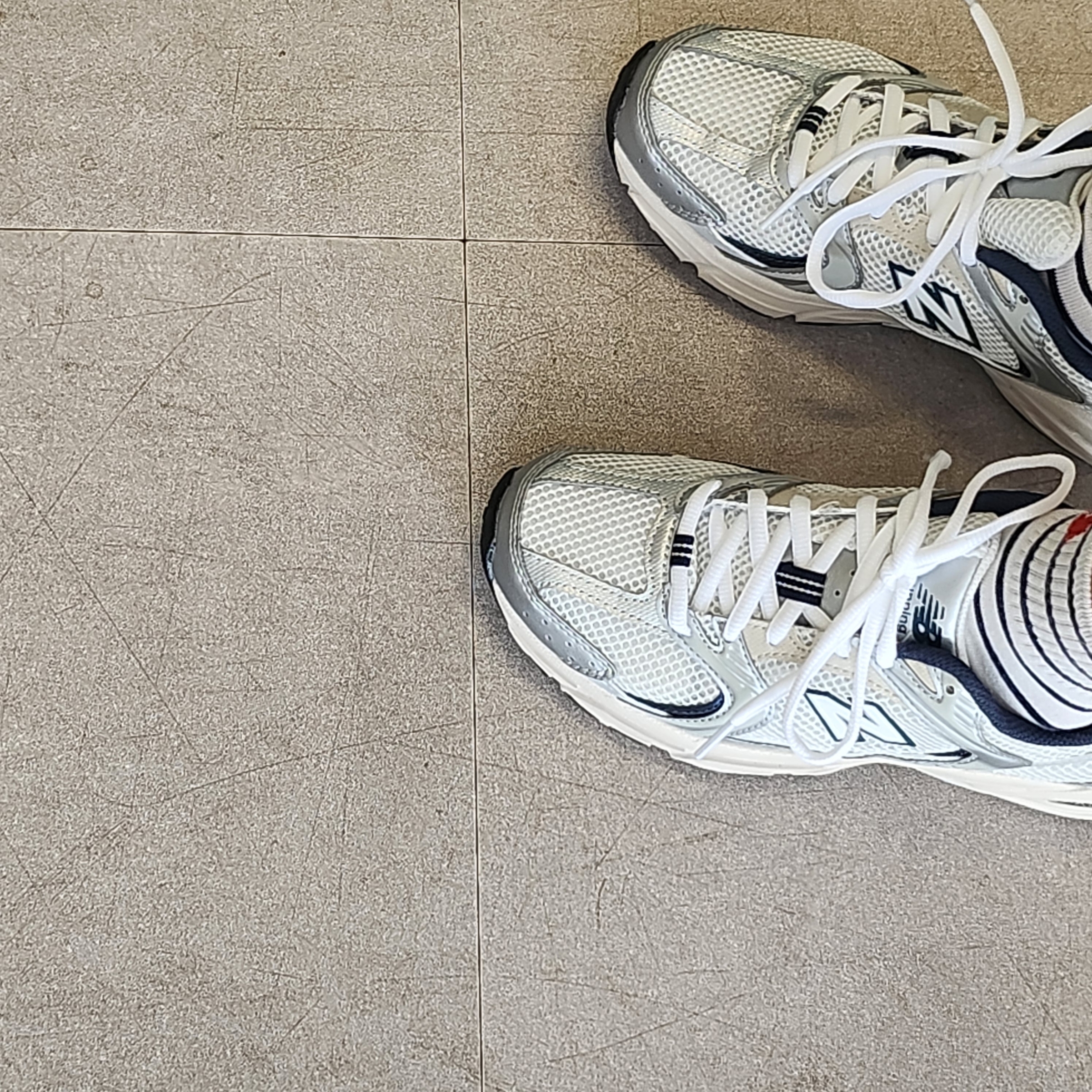 New Balance 530 Steel Grey 착용 스타일 - 1