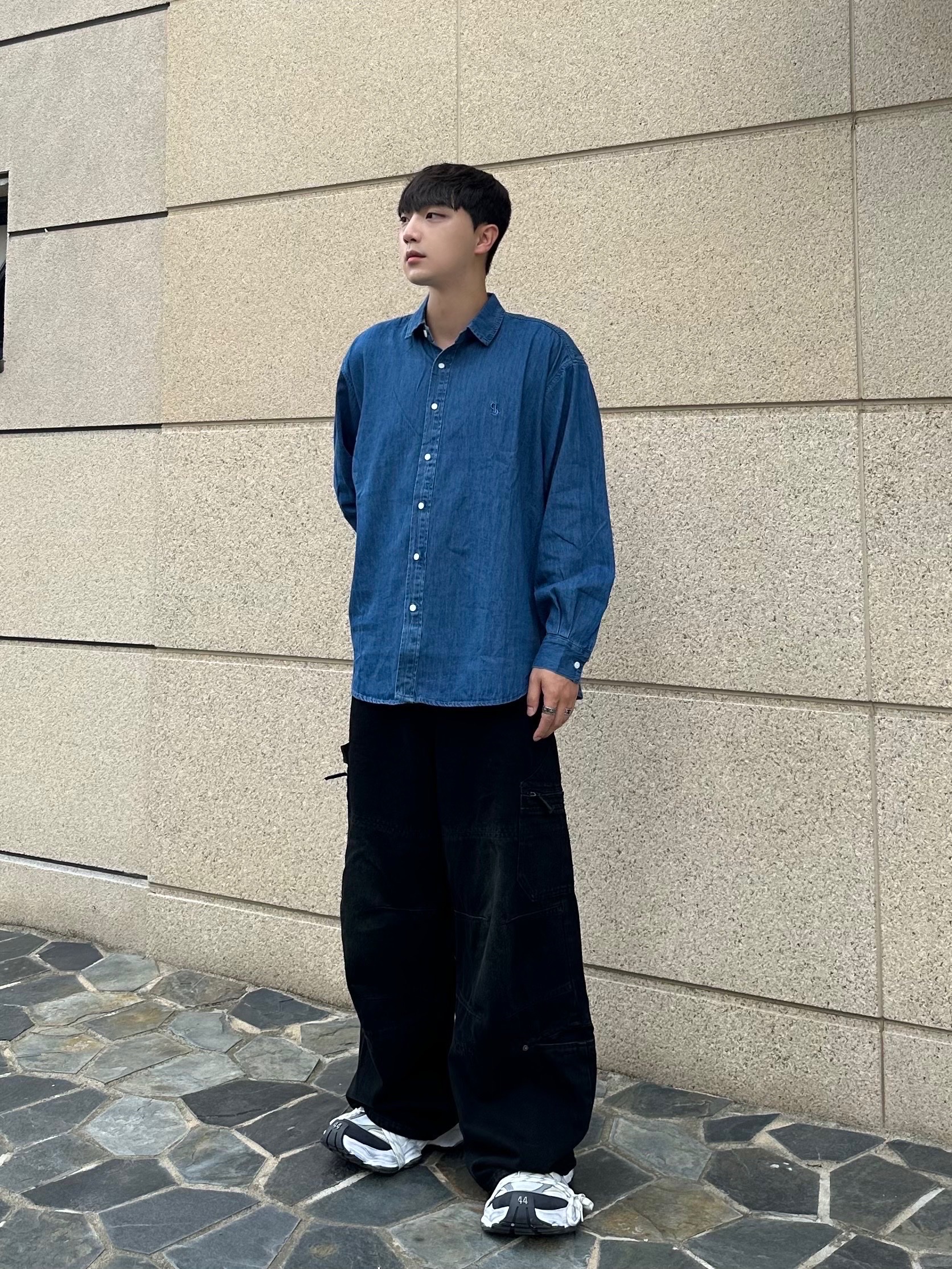 Balenciaga Cargo Sneakers White Grey 착용 스타일 - 1