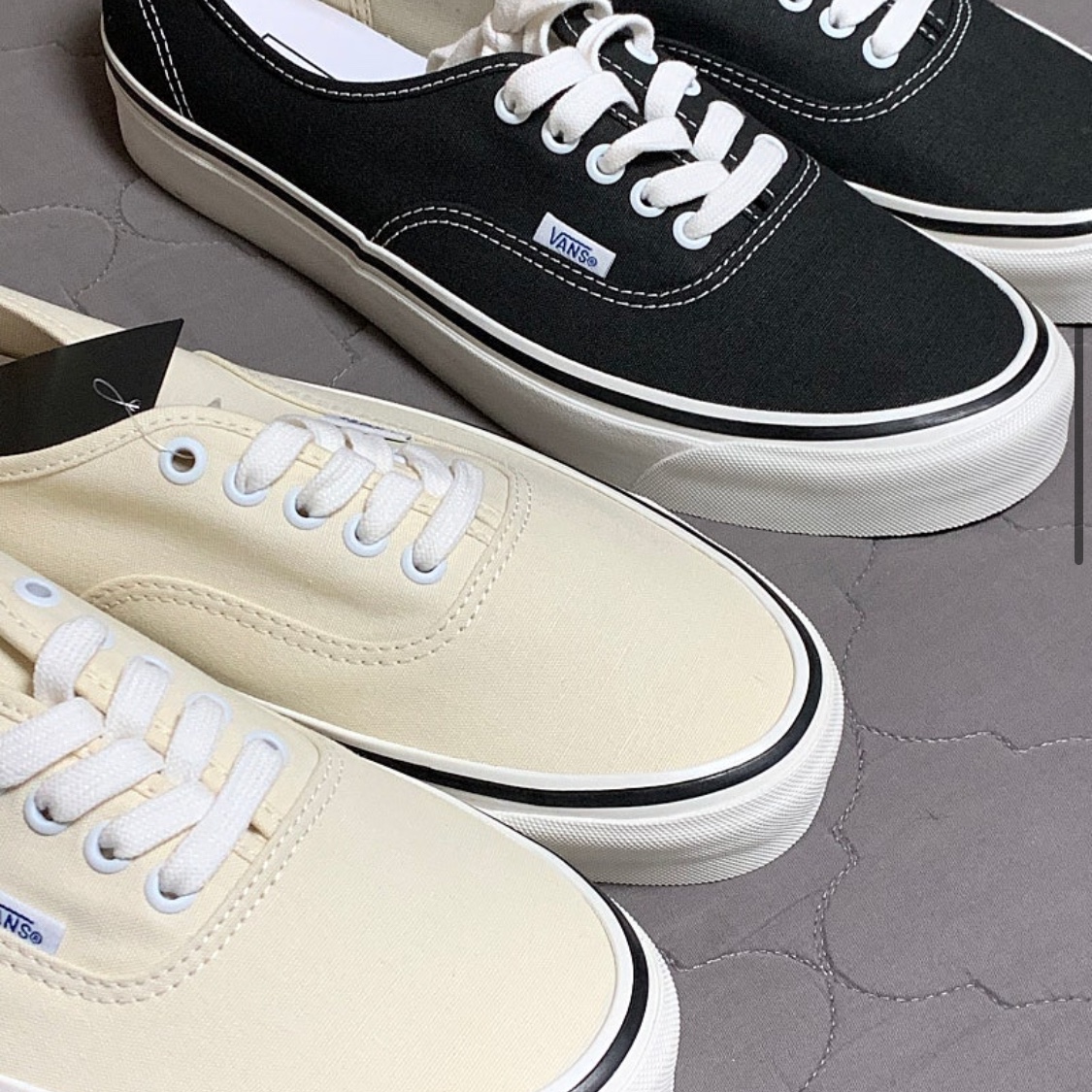 Vans Authentic 44 DX Anaheim Factory Classic White, Vans Authentic 44 DX Anaheim Factory Black 착용 스타일 - 1