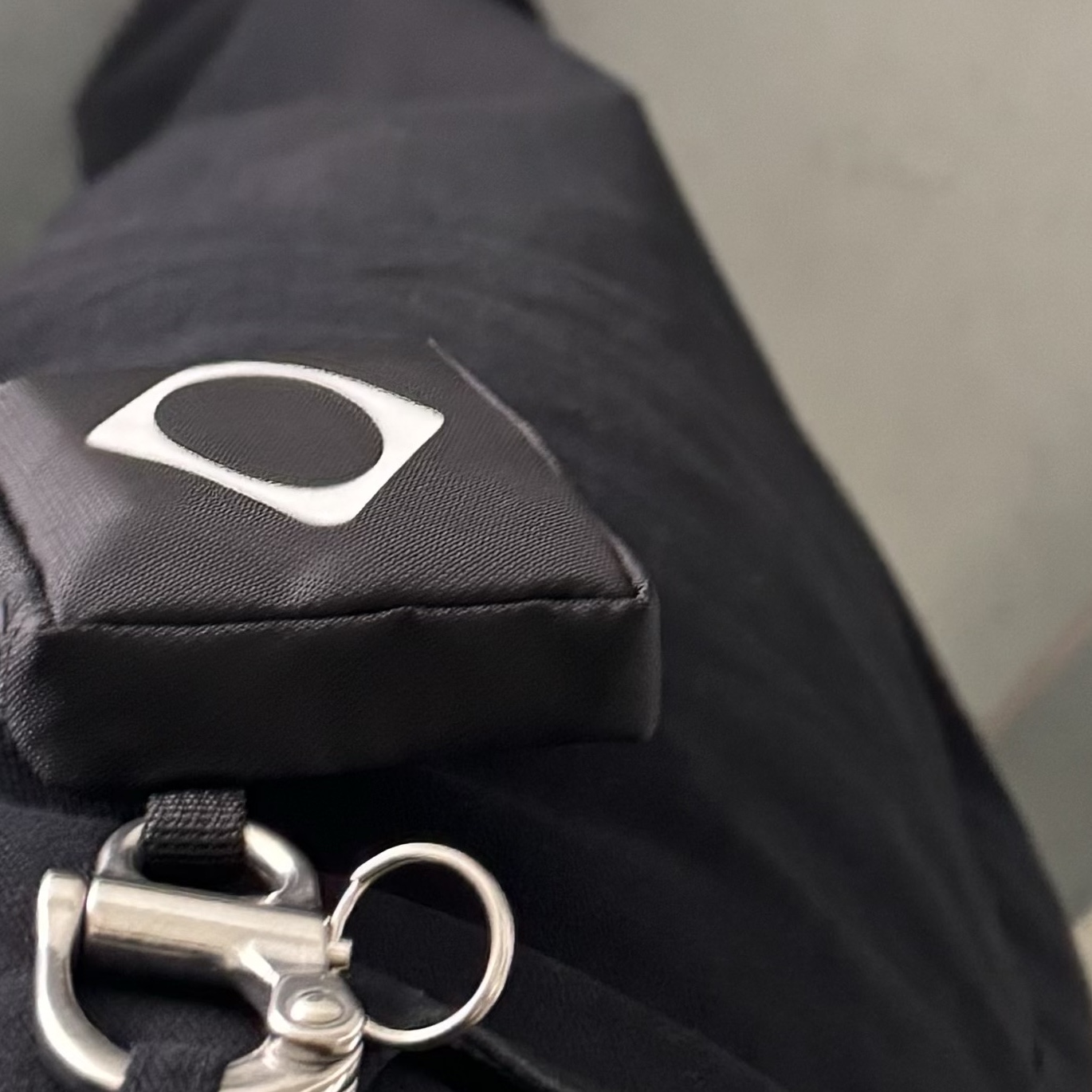 Mischief Rhombus Carabiner Pouch Black 착용 스타일